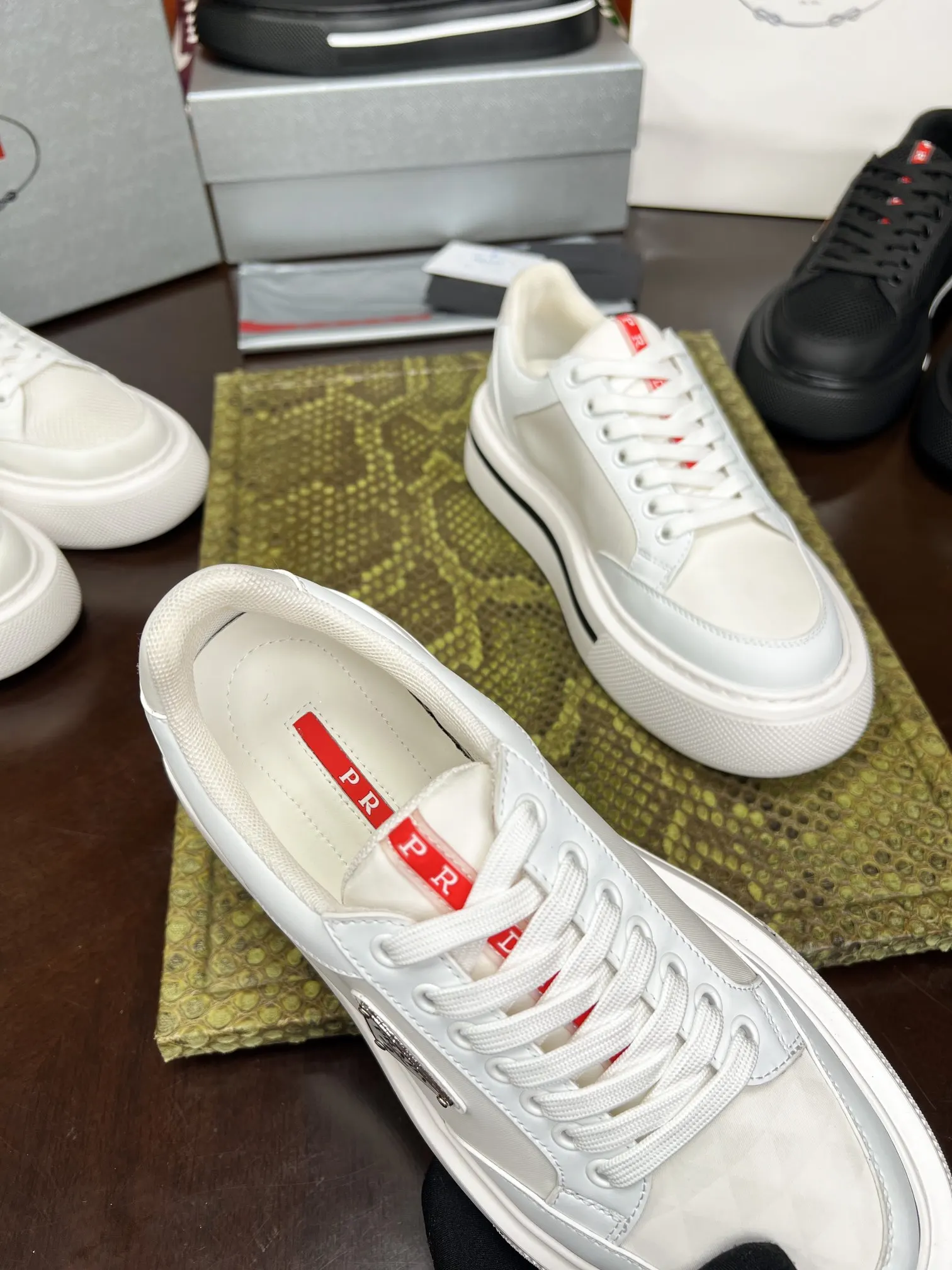 Prada 牛皮 休闲鞋 舒适