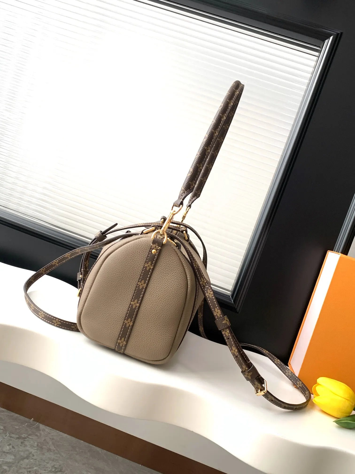 LV Keepall grey, travel bag, large capacity travel model Image 2 LV Keepall grey, travel bag, large capacity travel model Image 2