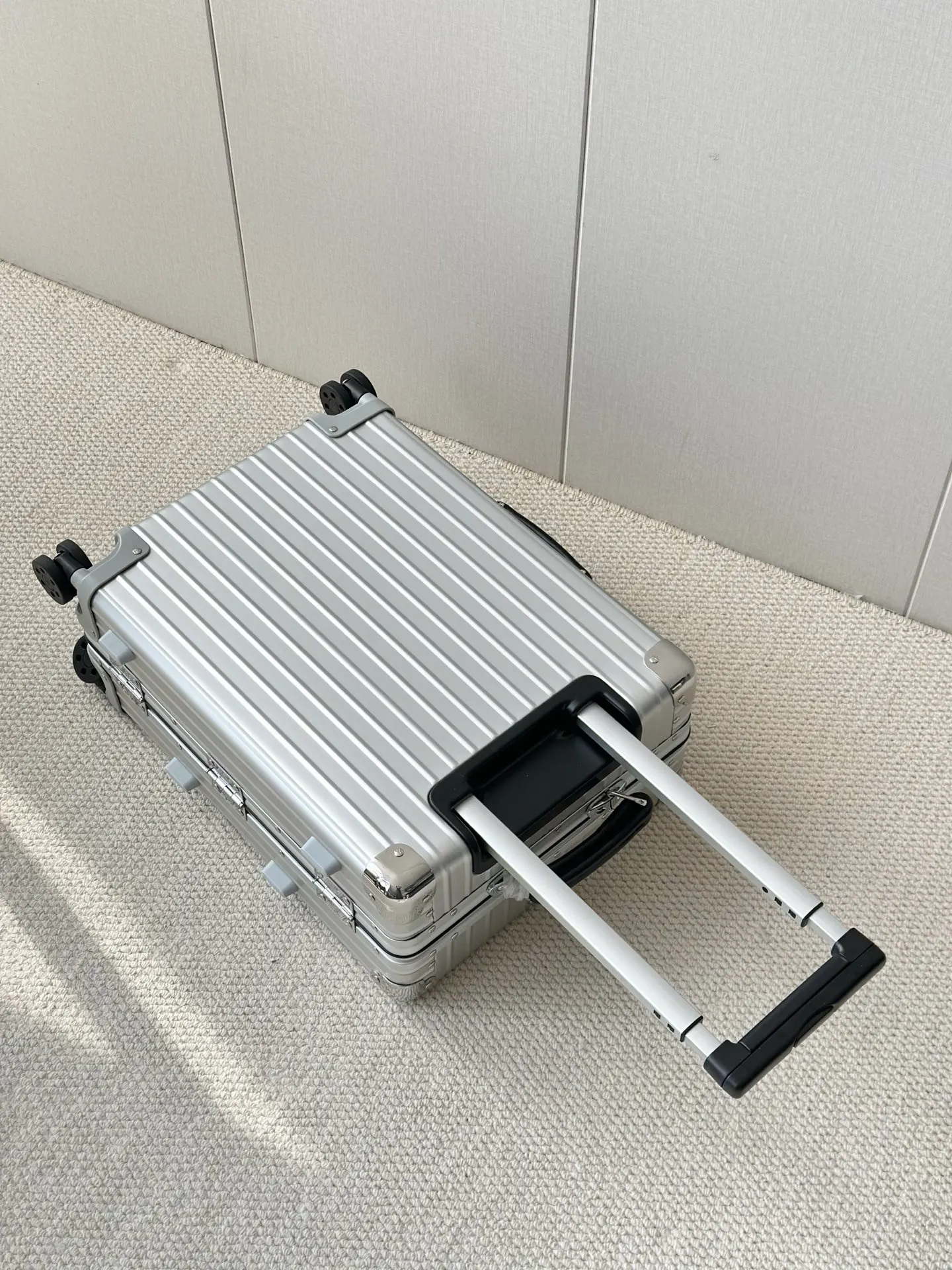 Silver Suitcase Travel Lightweight Vintage Image 9 Silver Suitcase Travel Lightweight Vintage Image 9
