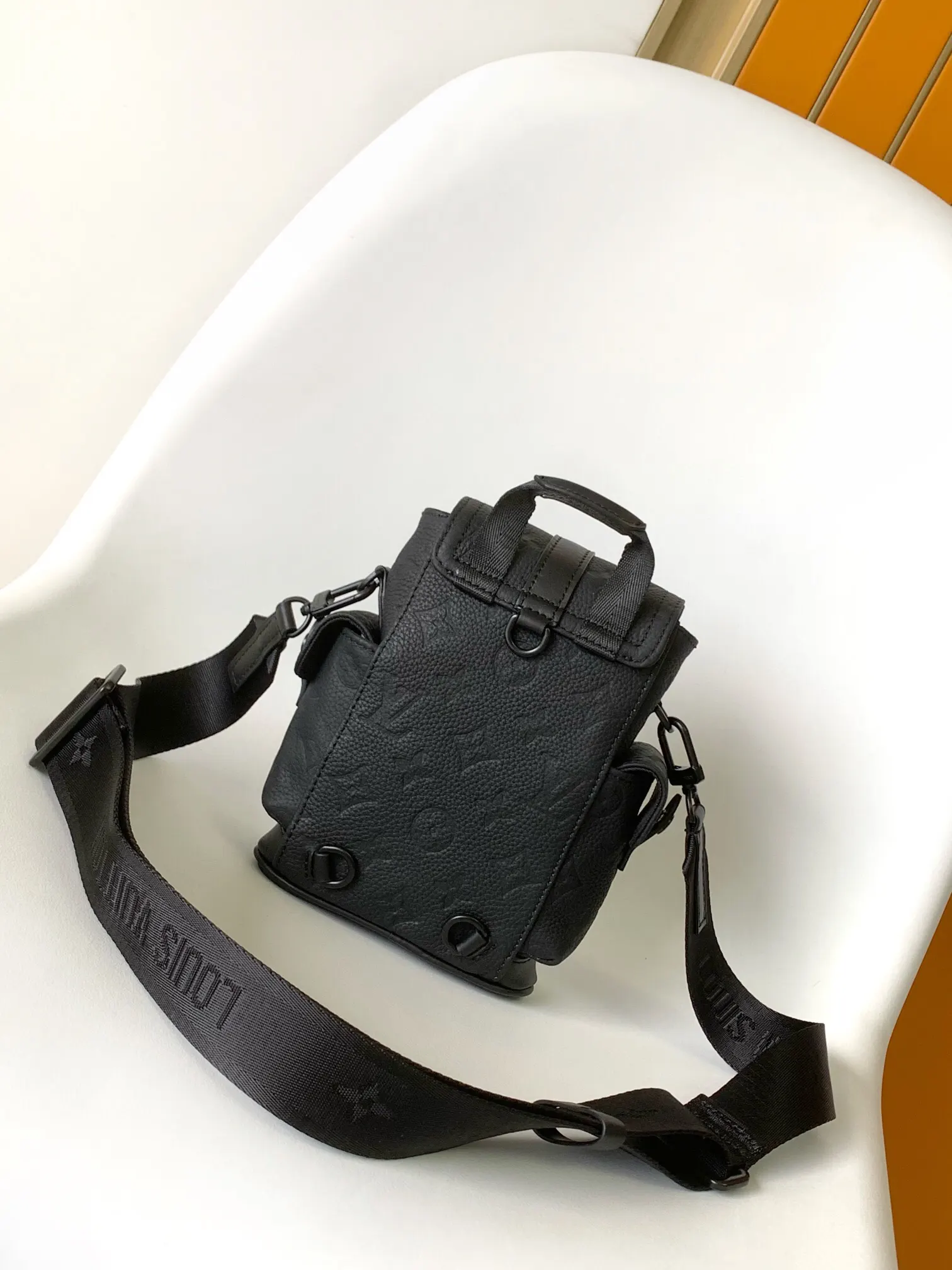 LV 牛皮 可拆卸肩带与 形环增添斜挎选择 亦可作單肩包 雙肩包 实用雙肩款