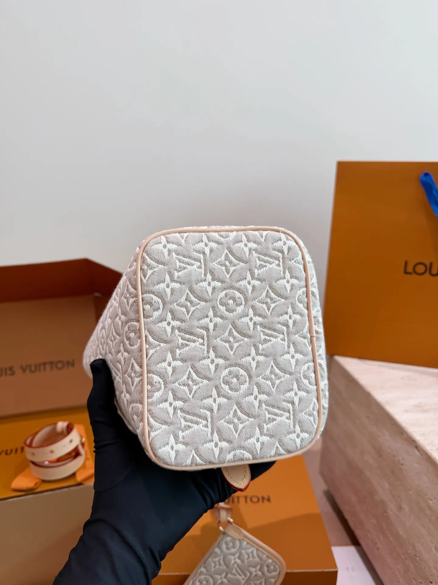 LV 牛皮 浅色帆布轻微防水 日常通勤或休闲都很适合 斜挎包 轻便斜挎款
