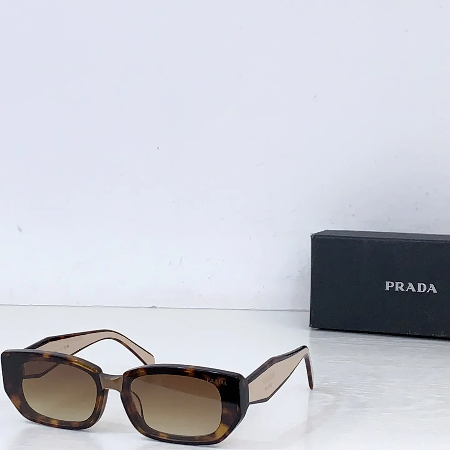 Prada PR 2151S 太阳镜