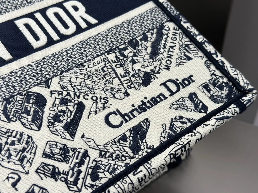 立体图案细腻的刺繡復古精致 将古典艺术与现代時尚巧 托特包 大容量托特款