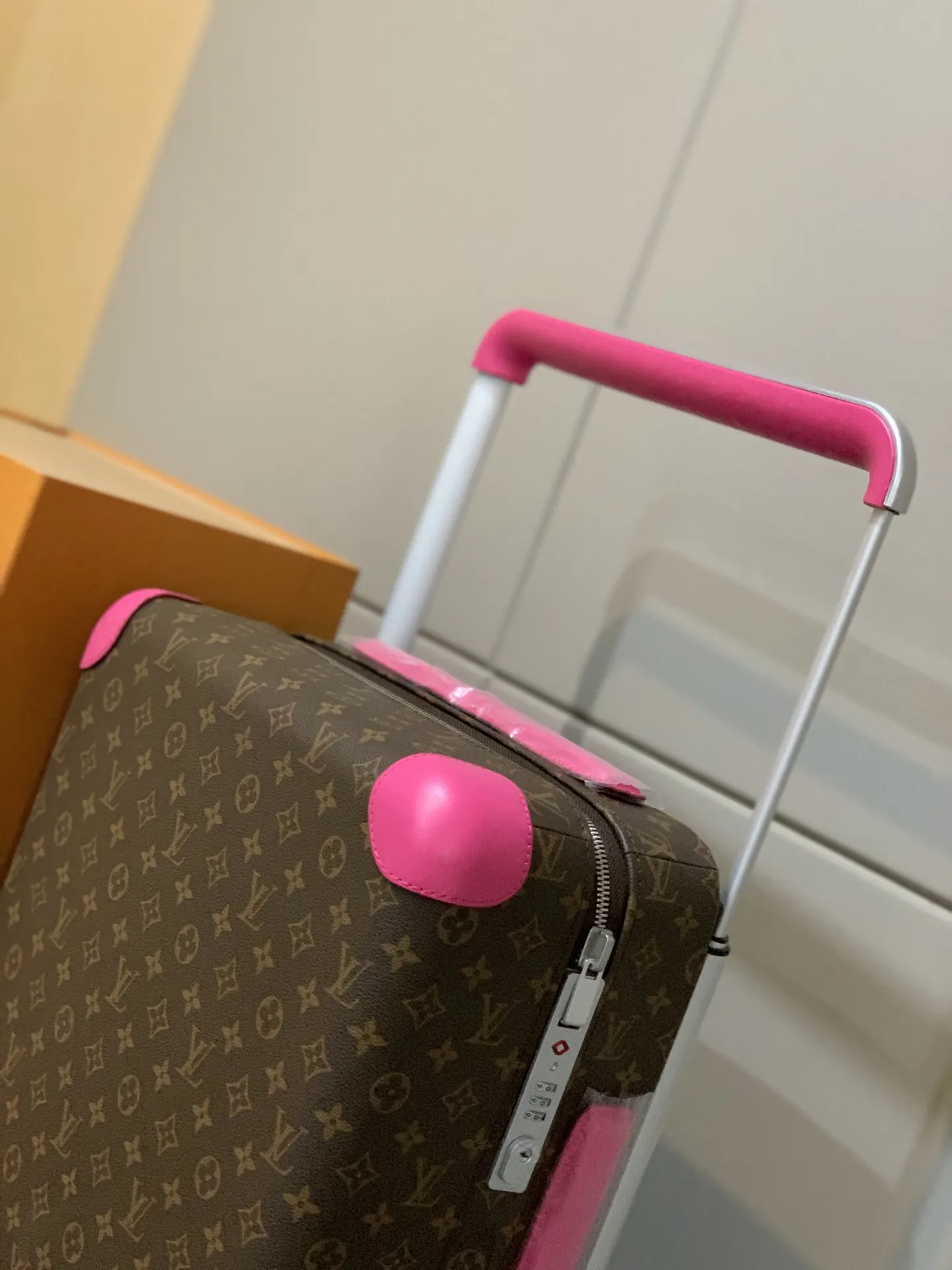 Gray Silver Suitcase Travel Lightweight Image 9 Gray Silver Suitcase Travel Lightweight Image 9