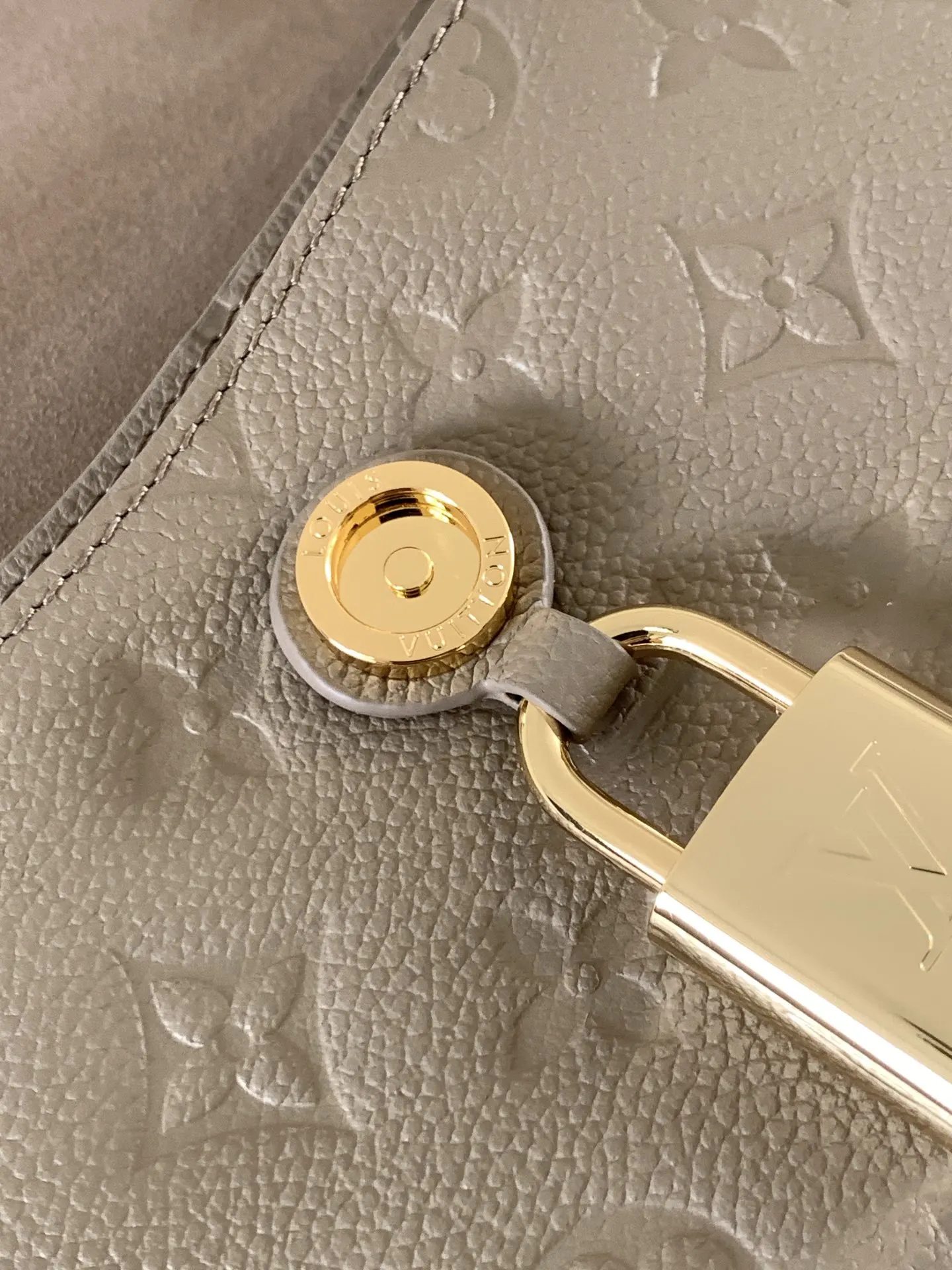 Audemars Piguet 黑色 杏色 牛皮 鏈條包 精致鏈條款(數字9) Audemars Piguet 黑色 杏色 牛皮 鏈條包 精致鏈條款(數字9)