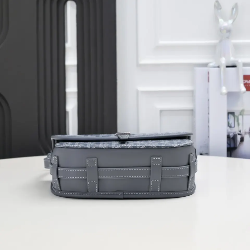Goyard 灰色 皮质镶边以线条的方式凸显出包身轮廓 翻盖的皮质内衬亦 收纳包 旅行收纳款