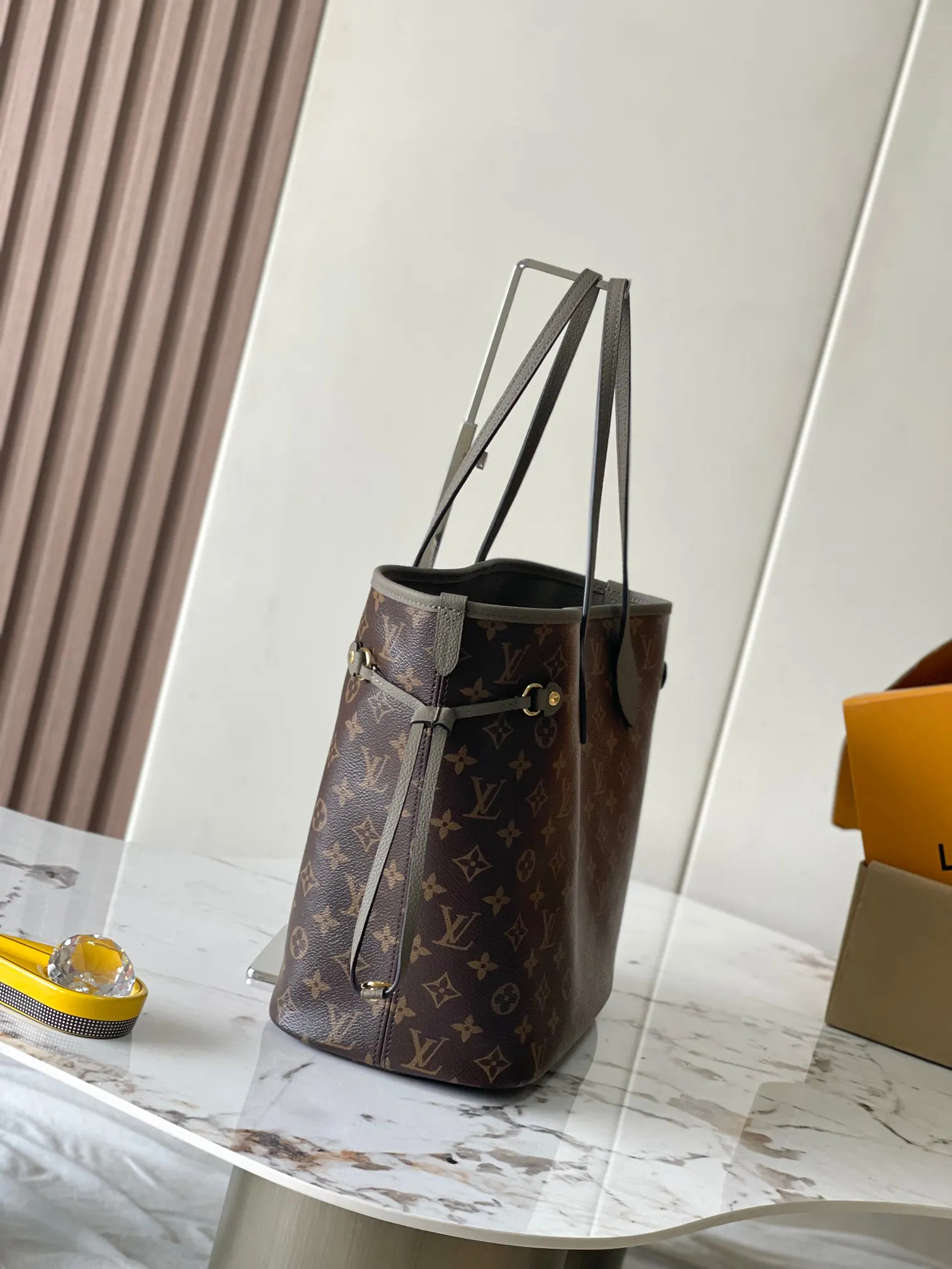 LV Neverfull tote bag, high-capacity commuter model Image 3 LV Neverfull tote bag, high-capacity commuter model Image 3