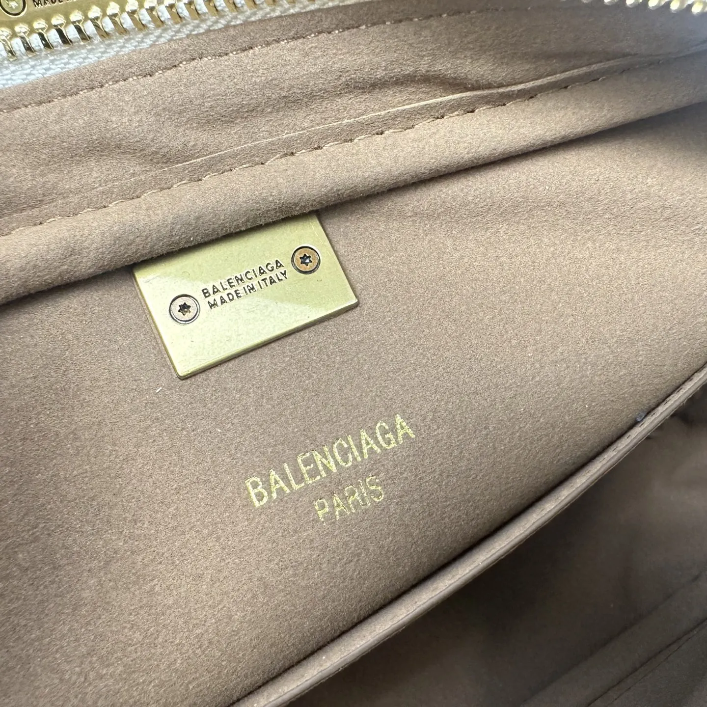 Balenciaga 牛皮 斜挎包 日常搭配