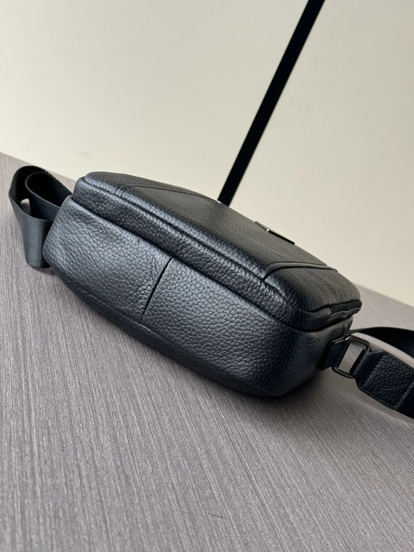 PRADA 黑色 牛皮 Logo 斜挎包 日常通勤款