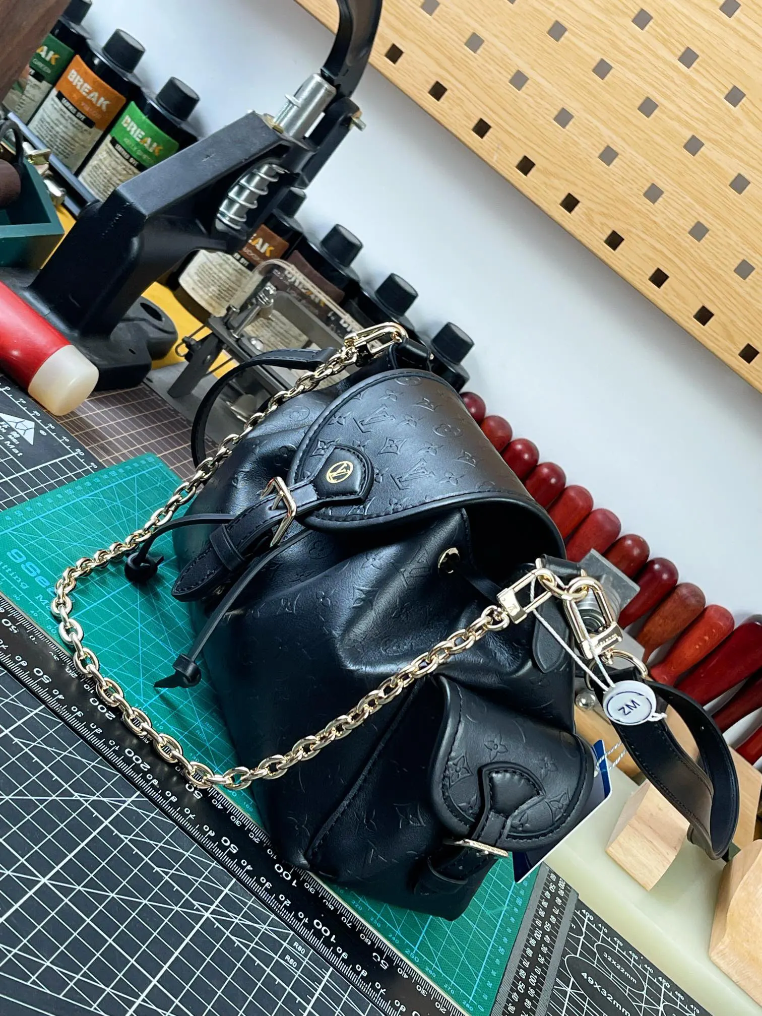 牛皮 耀目搭扣和可拆卸链条点亮 Mo帆布包身 链条包 精致链条款