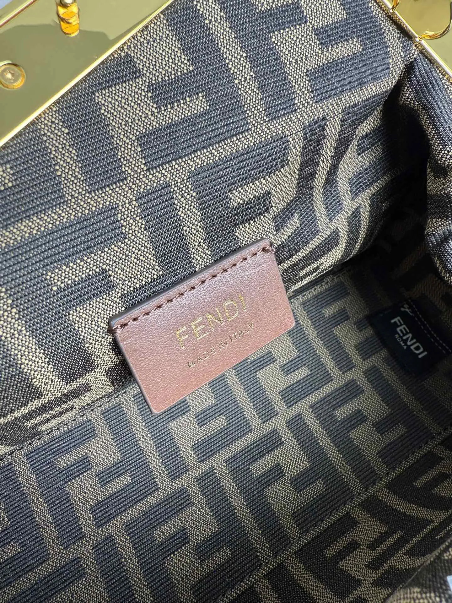 Fendi 粉色 金色 羊皮 手拿包 精致手拿款(數字9) Fendi 粉色 金色 羊皮 手拿包 精致手拿款(數字9)