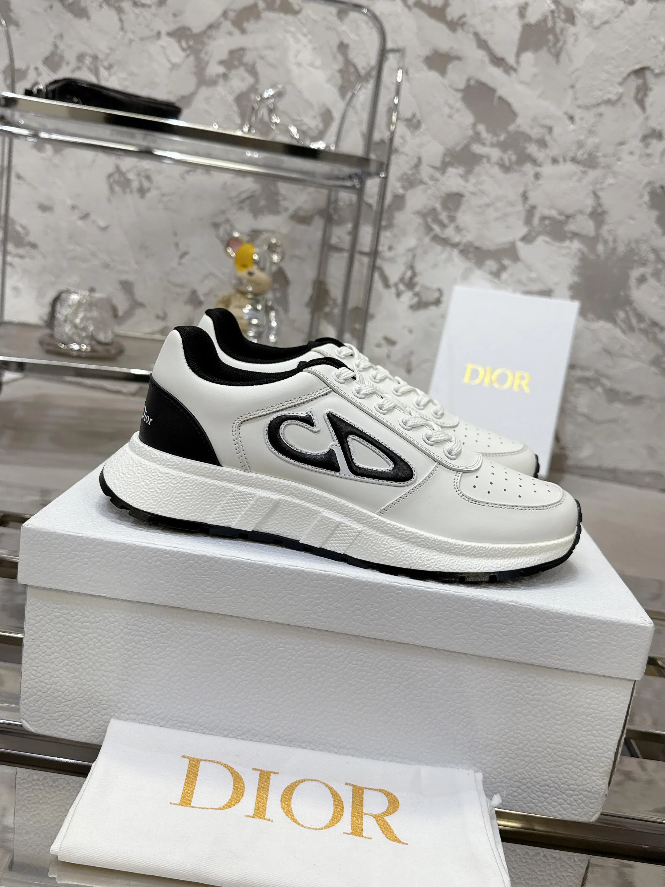 Dior 白色牛皮运动鞋 舒适