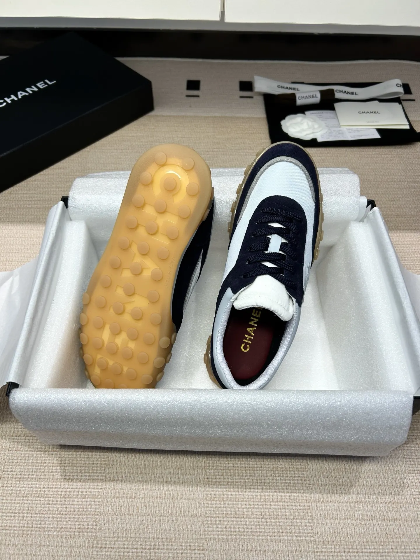 Chanel 黑白拼色羊皮休闲鞋 双C低帮