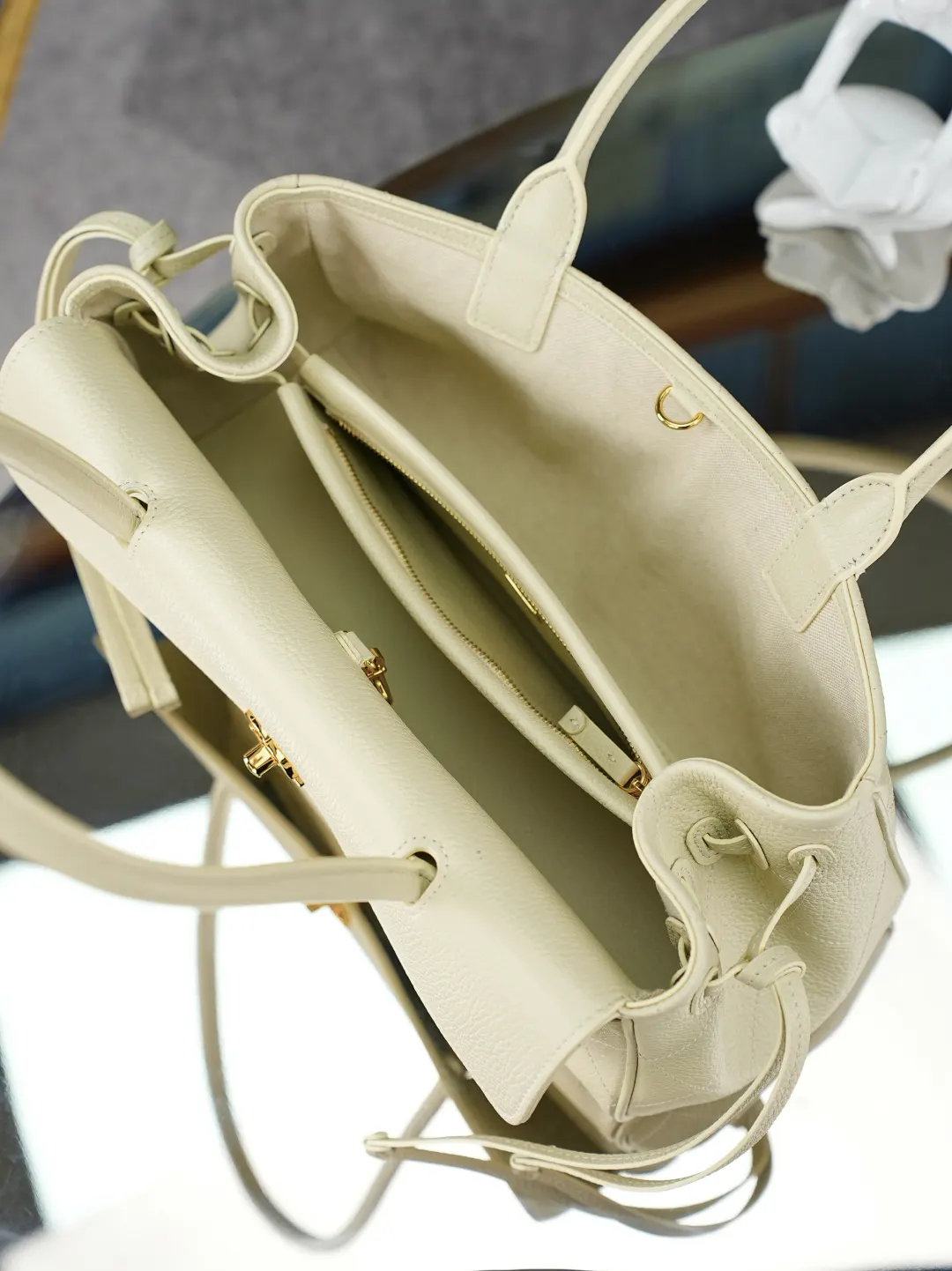 Chanel White Hobo Shoulder Bag Vintage Leather