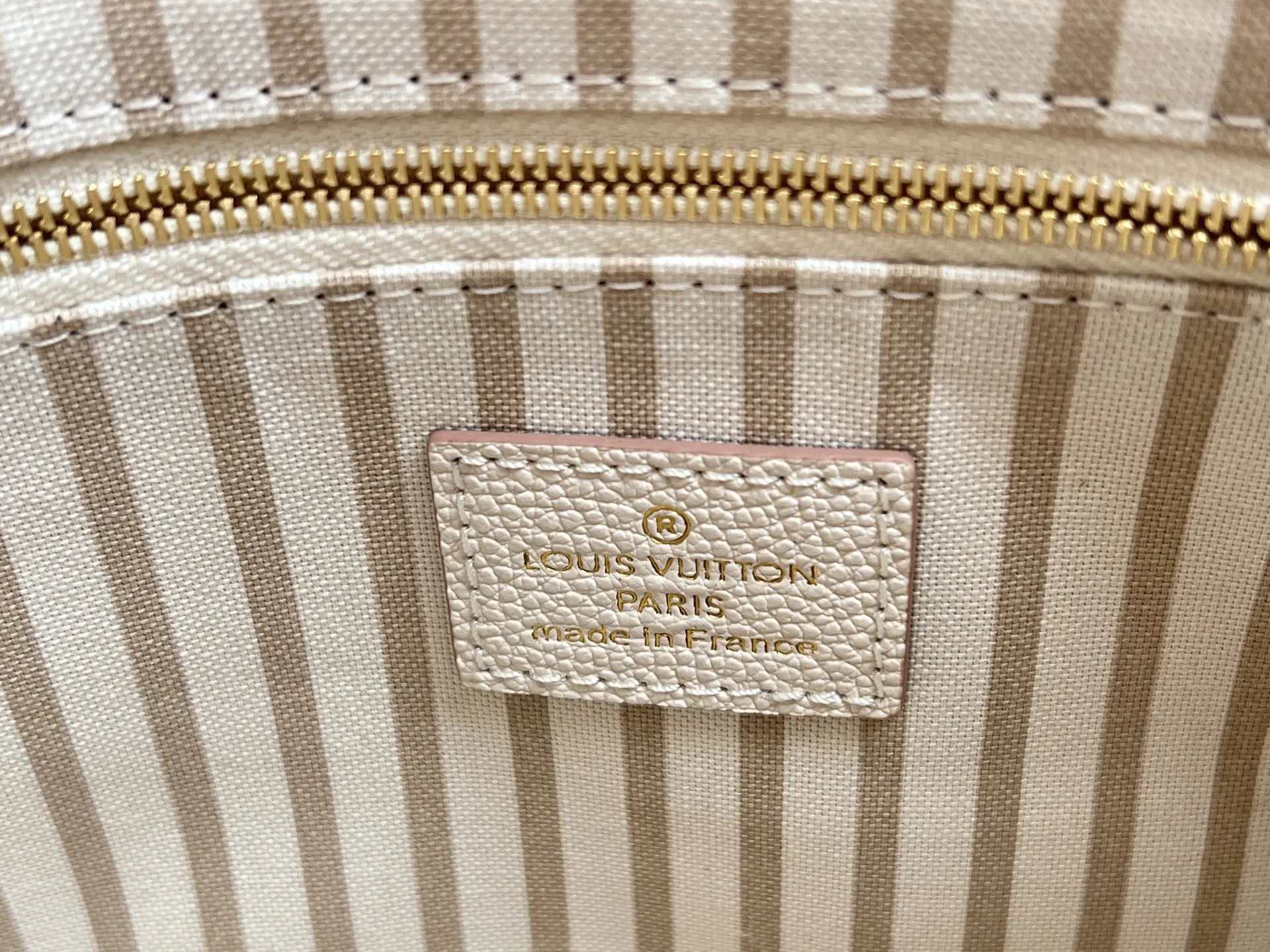 LV OnTheGo Light-Tone Tote Bag Image 9 LV OnTheGo Light-Tone Tote Bag Image 9