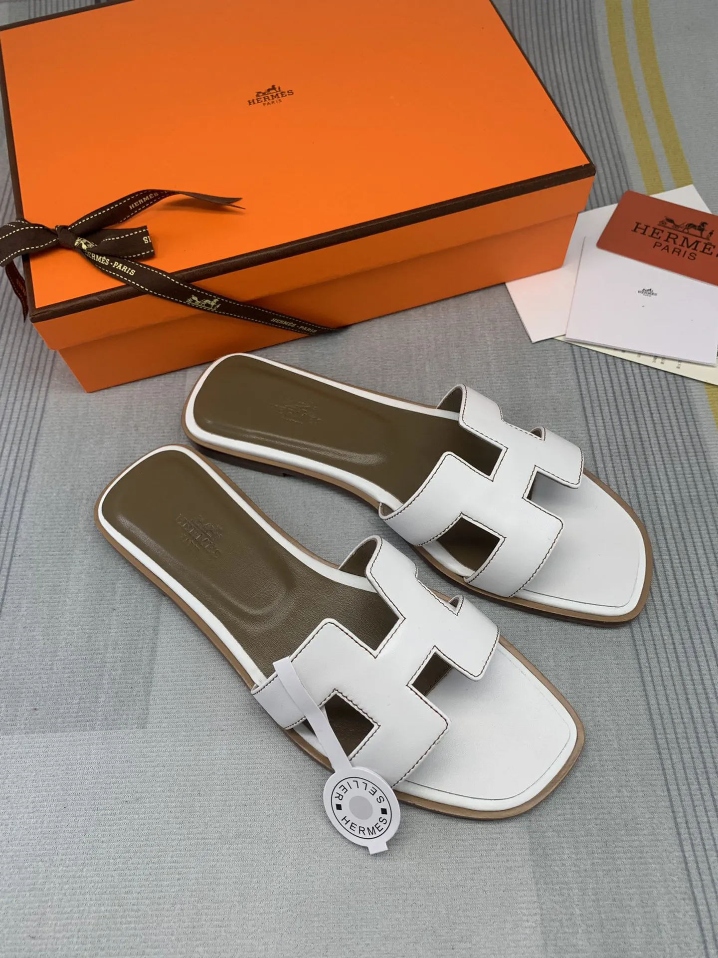 Hermès Oran 白色 牛皮 拖鞋 舒适