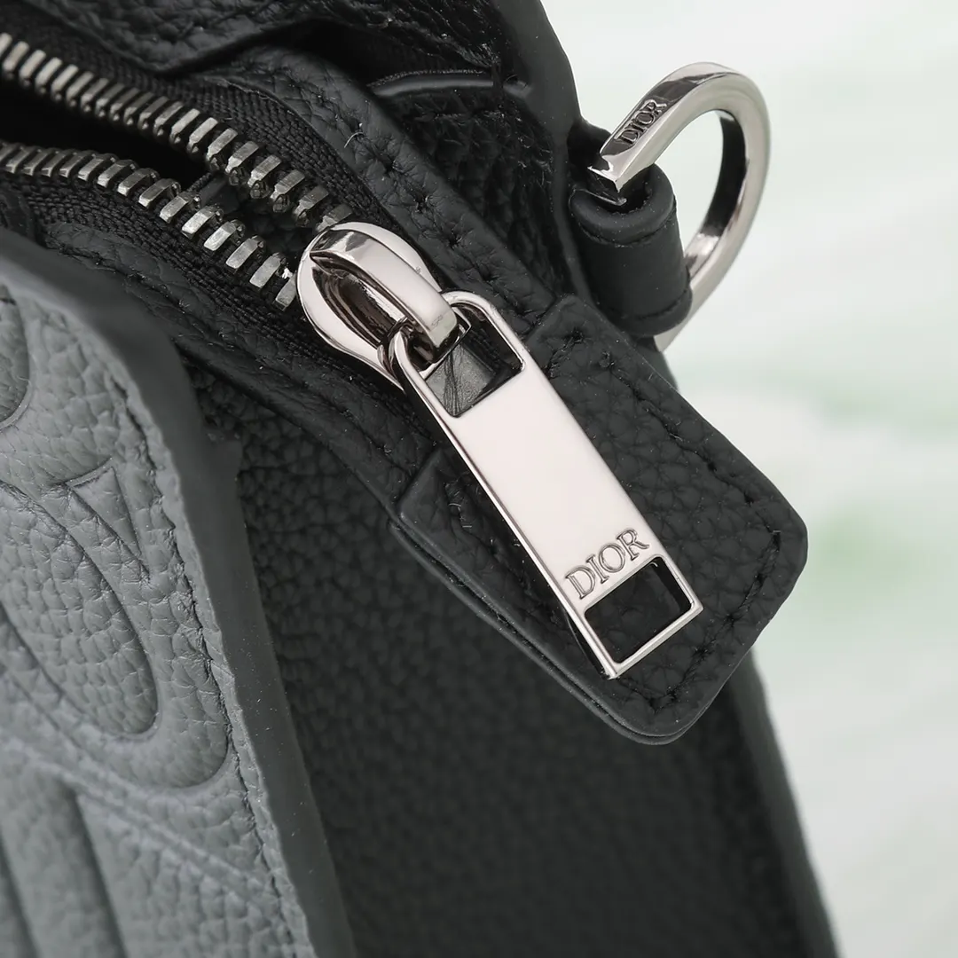 Dior 黑色 牛皮 宽敞的拉链隔层适合收纳手机 还设有六个卡槽 手拿包 精致手拿款