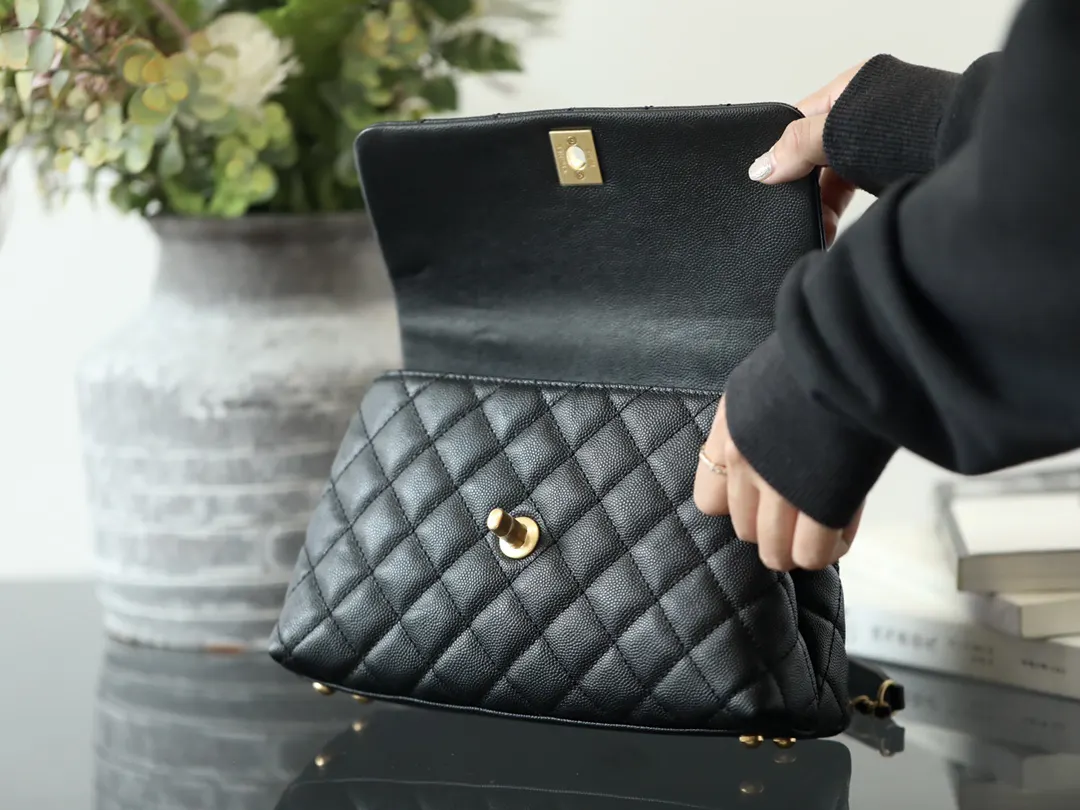 CHANEL 黑色 cocohandle 黑色鎏金扣 百 的經典 传承了 手提包 通勤手提款