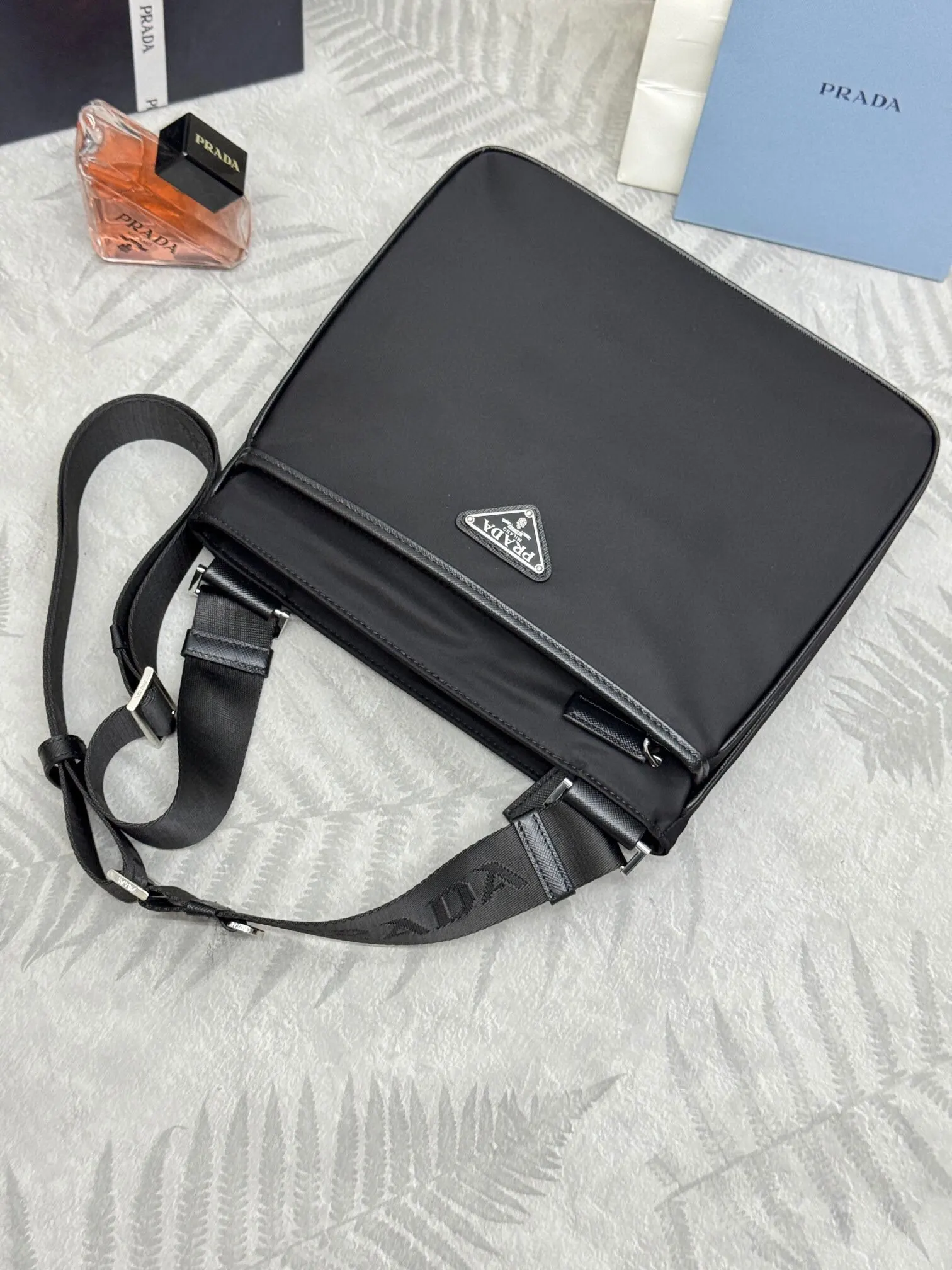 Prada Re-Nylon 2VH118 皮革 Saffiano 十字紋 單肩包