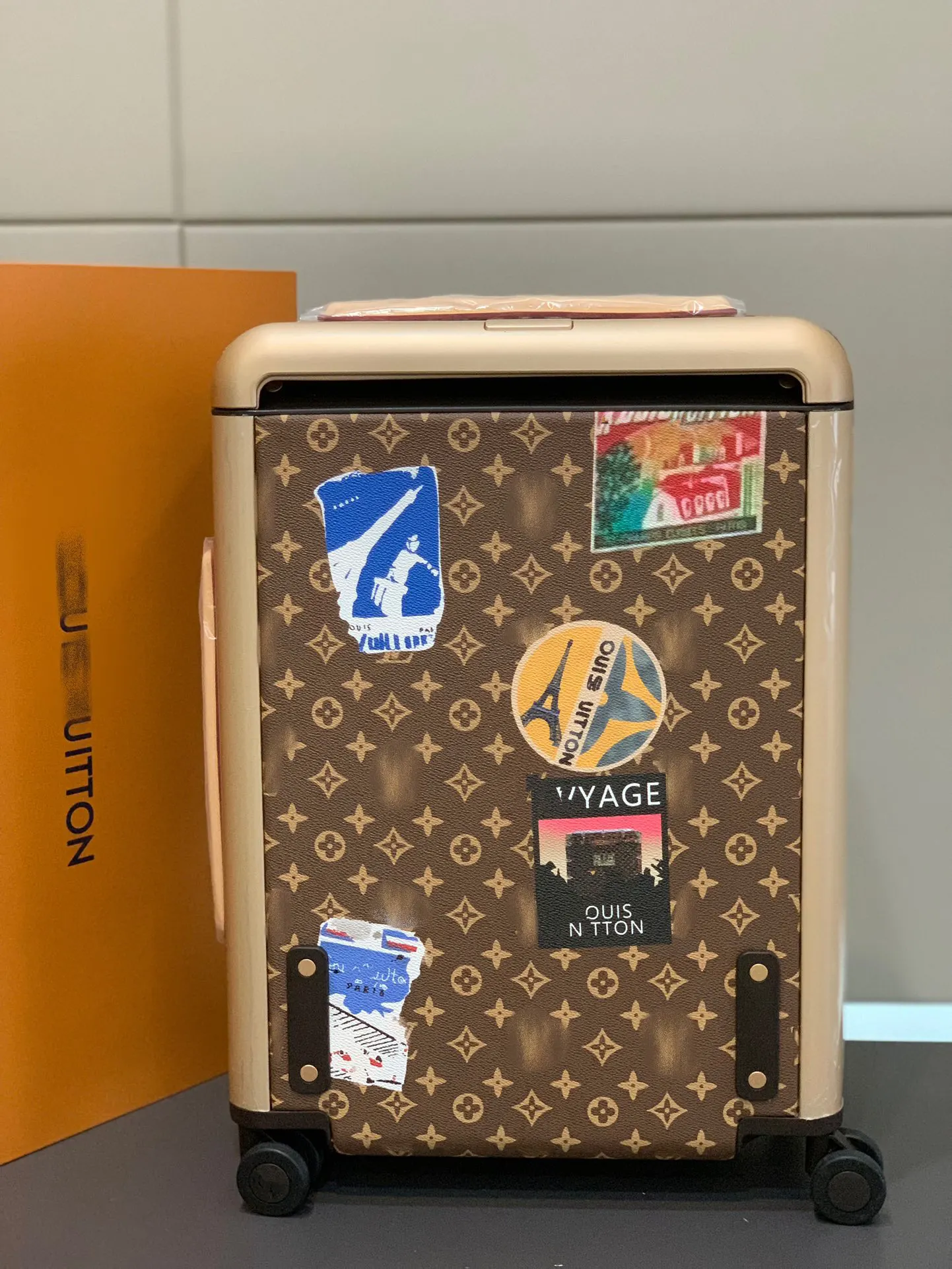 LV Horizon Patch Graphic Suitcase – Statement Rolling Style Image 2 LV Horizon Patch Graphic Suitcase – Statement Rolling Style Image 2
