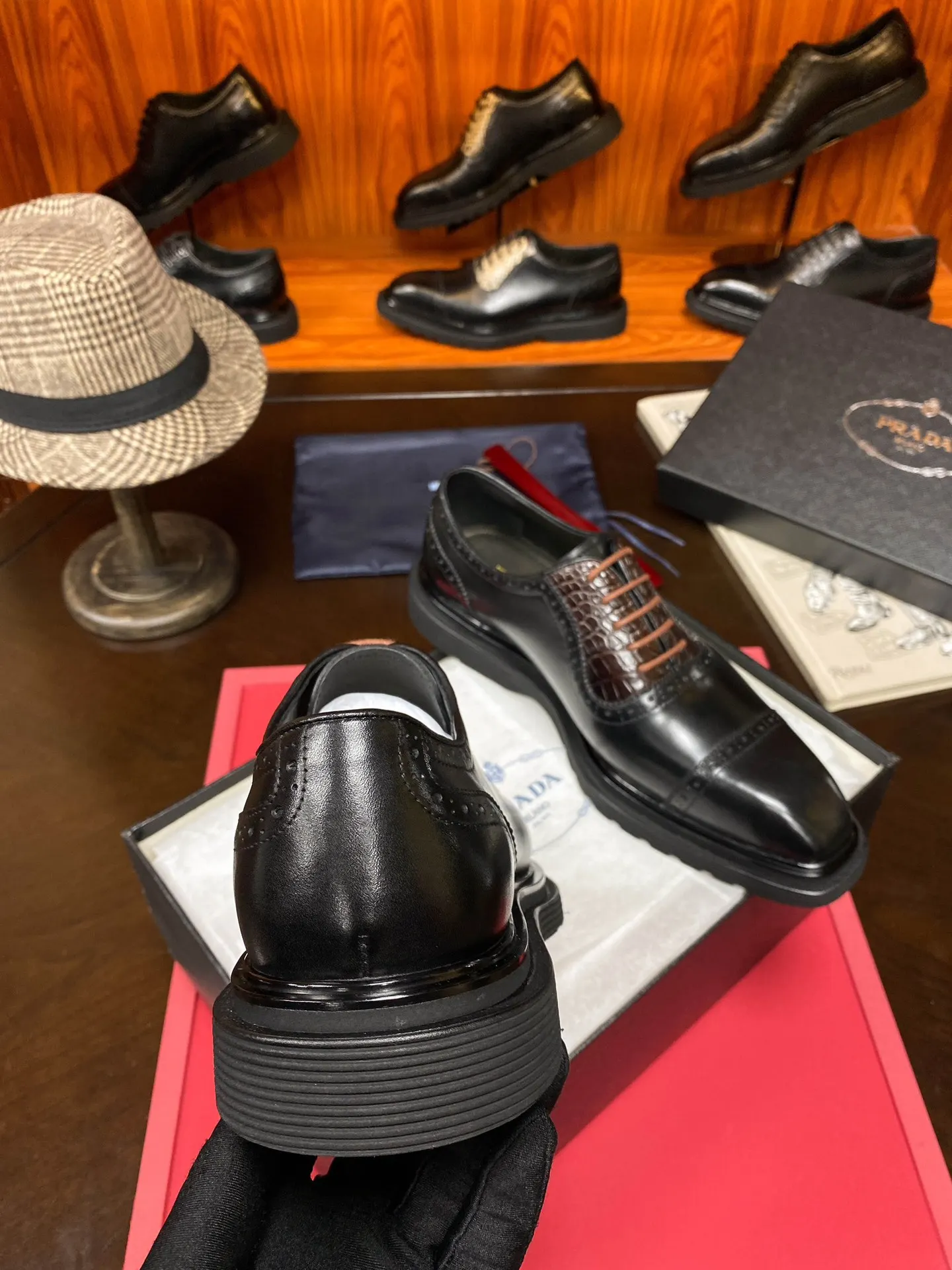 Prada 鳄鱼皮 牛皮 休闲鞋 舒適
