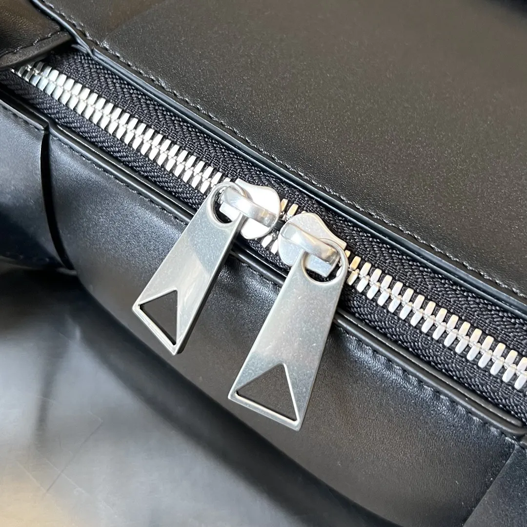Bottega Veneta 銀色 牛皮 公文包 商務通勤款