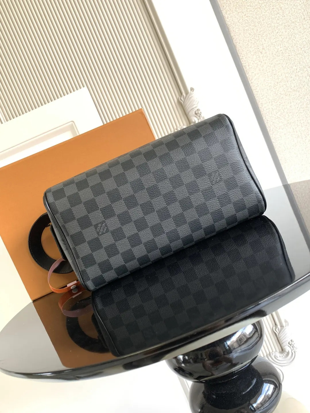 LV 牛皮 皮质宽手柄可舒适提携 亦可置于挂钩上 实乃不可或缺的 收纳包 旅行收纳款