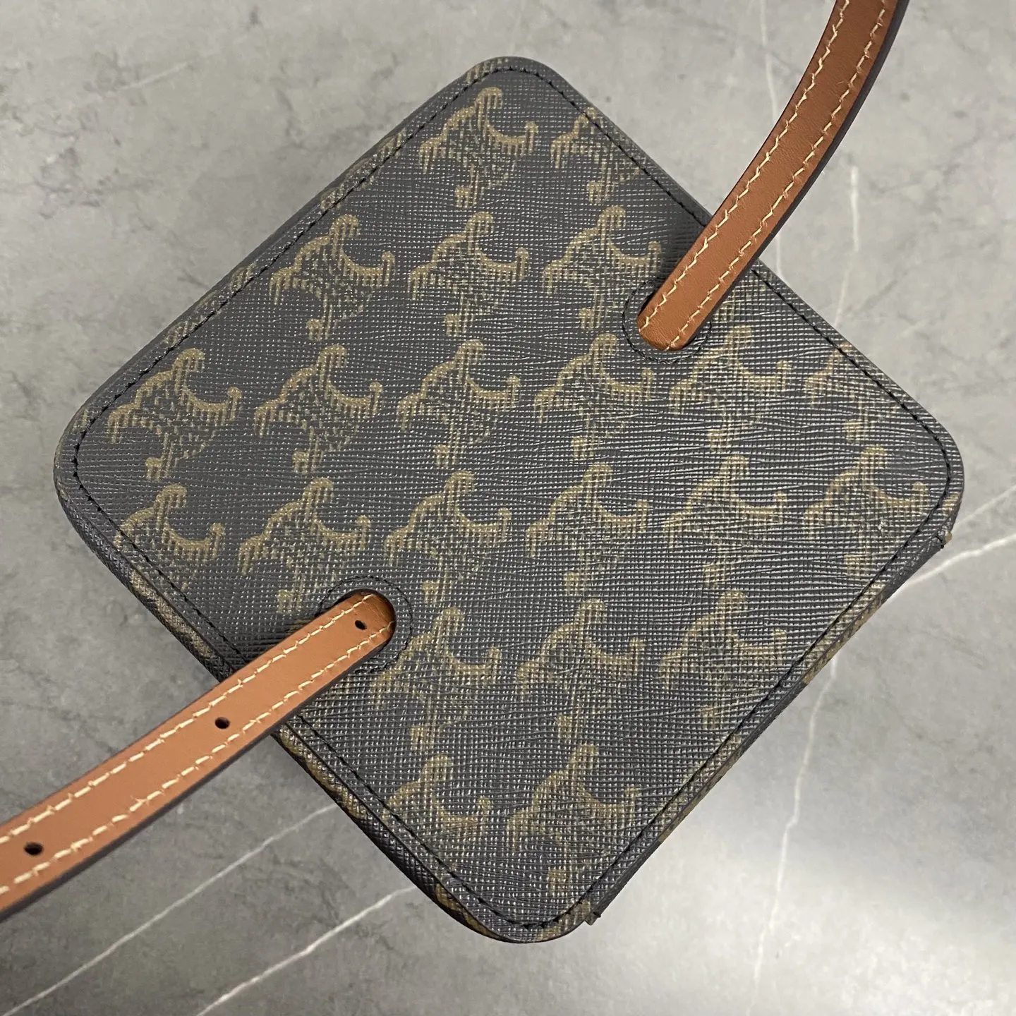 Celine Triomphe 金色 牛皮 單肩包 日常單肩背款(數字9) Celine Triomphe 金色 牛皮 單肩包 日常單肩背款(數字9)