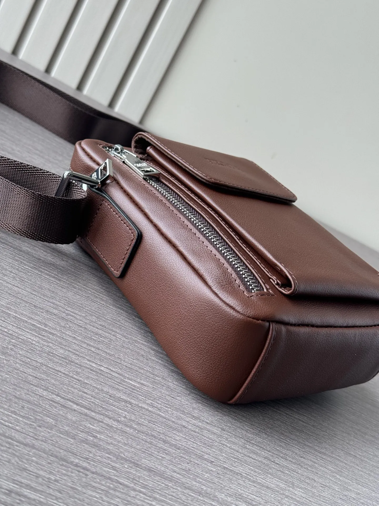 Prada 黑色 牛皮 Logo 斜挎包