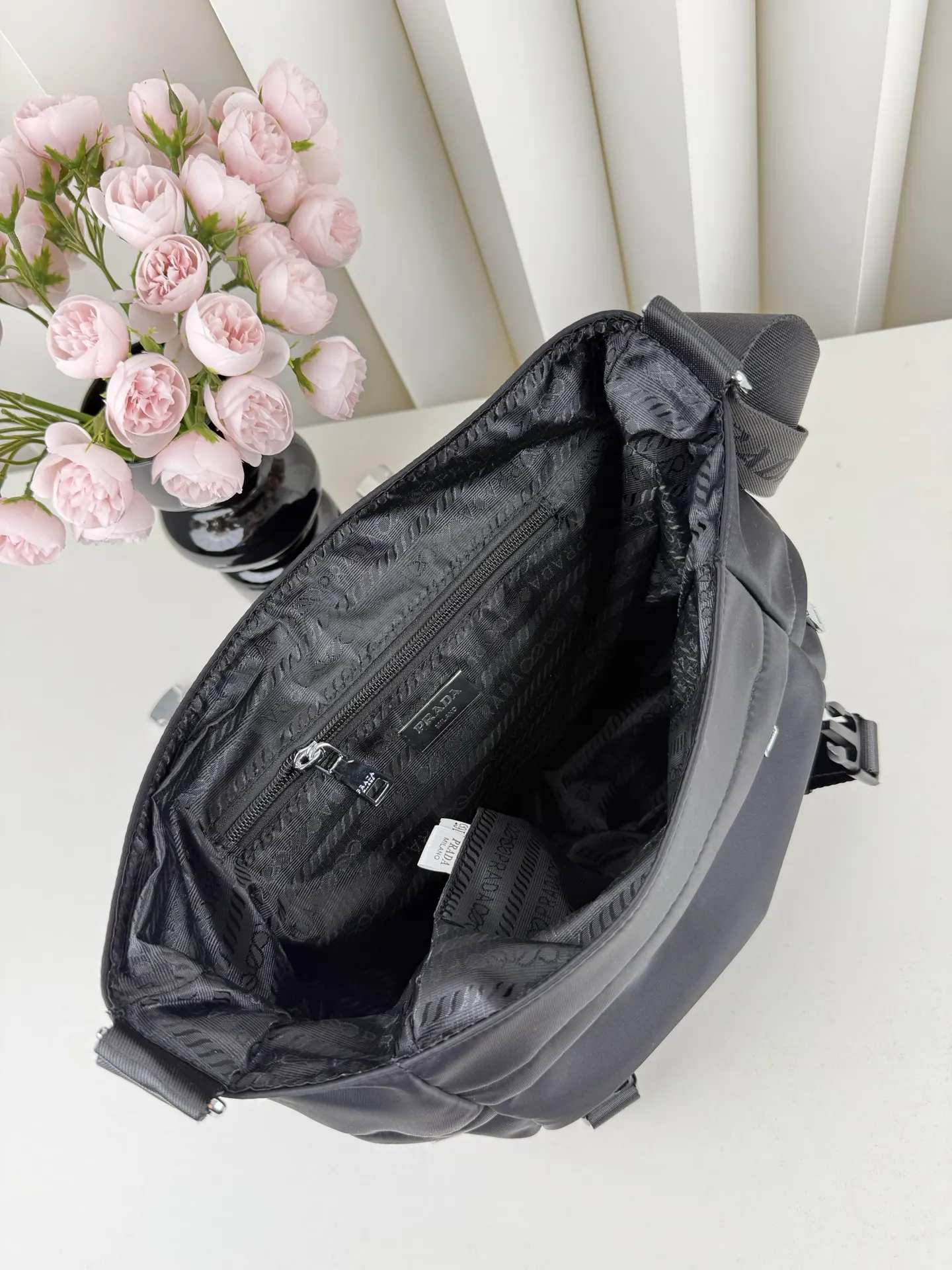 Prada Re-Nylon 尼龙 牛皮 邮差包 斜挎包