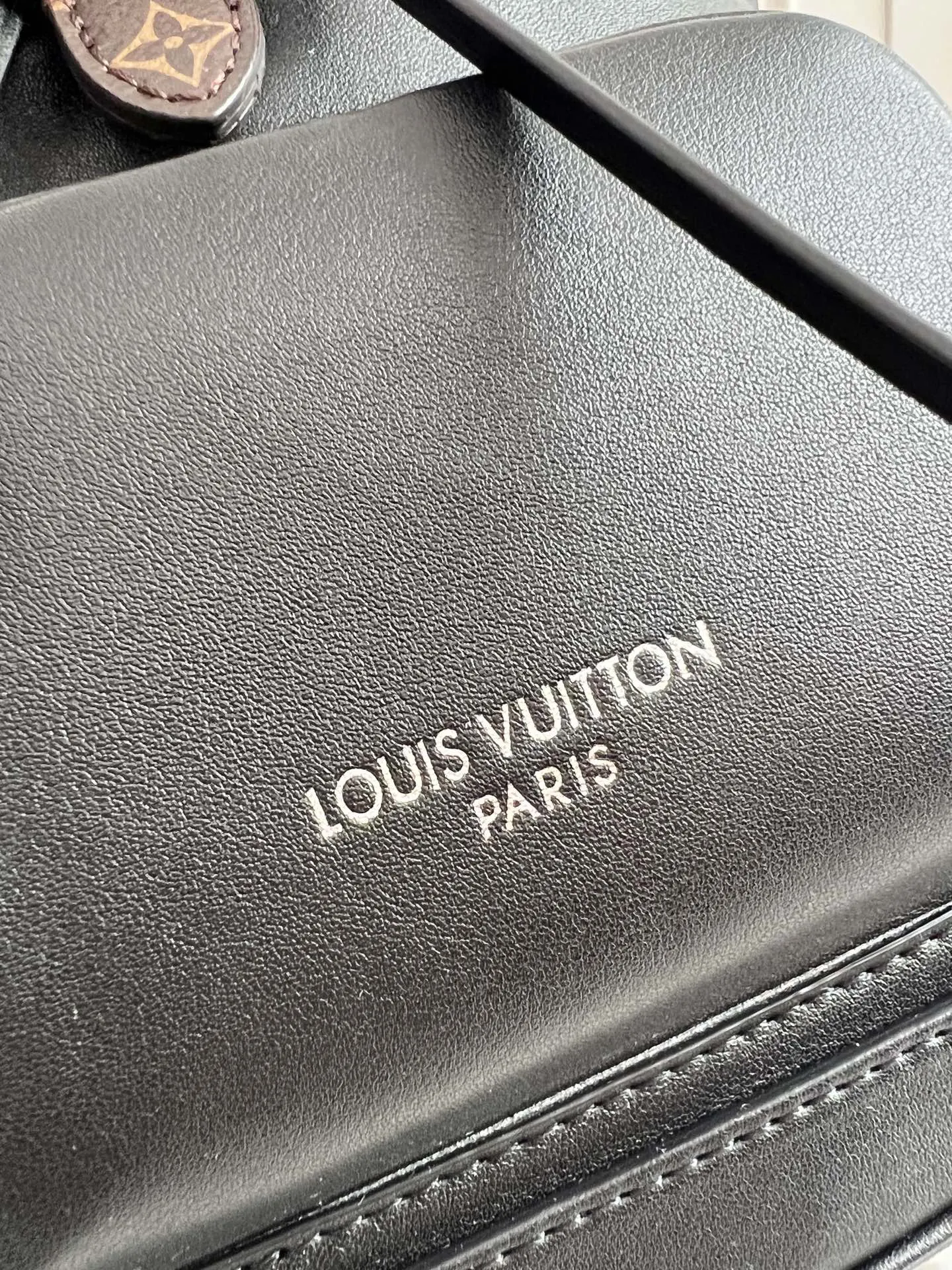 LV 黑色 羊皮 雙肩包 实用雙肩款