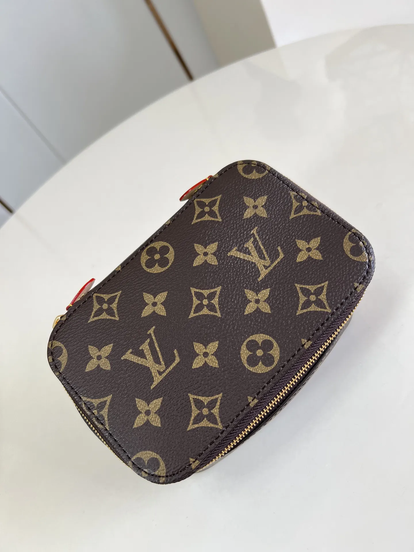 LV 老花 牛皮 既可置于行李箱内有序收纳物品 亦可在抵达后外带背携随 旅行拉杆款 轻便出行款