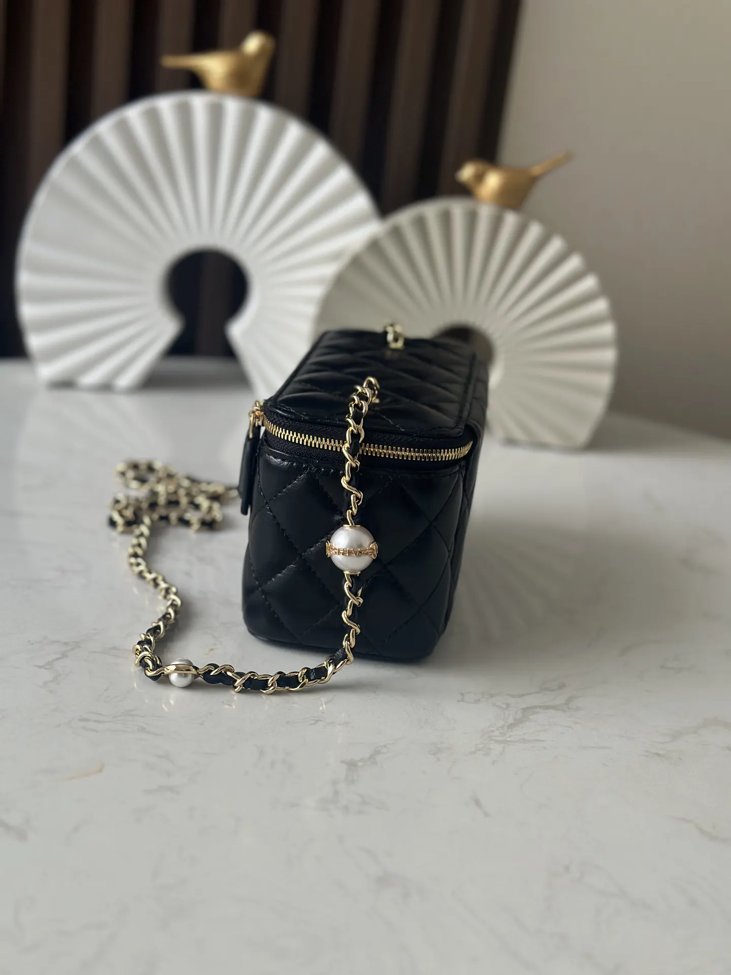 Chanel 黑色菱格羊皮化妆包 金链
