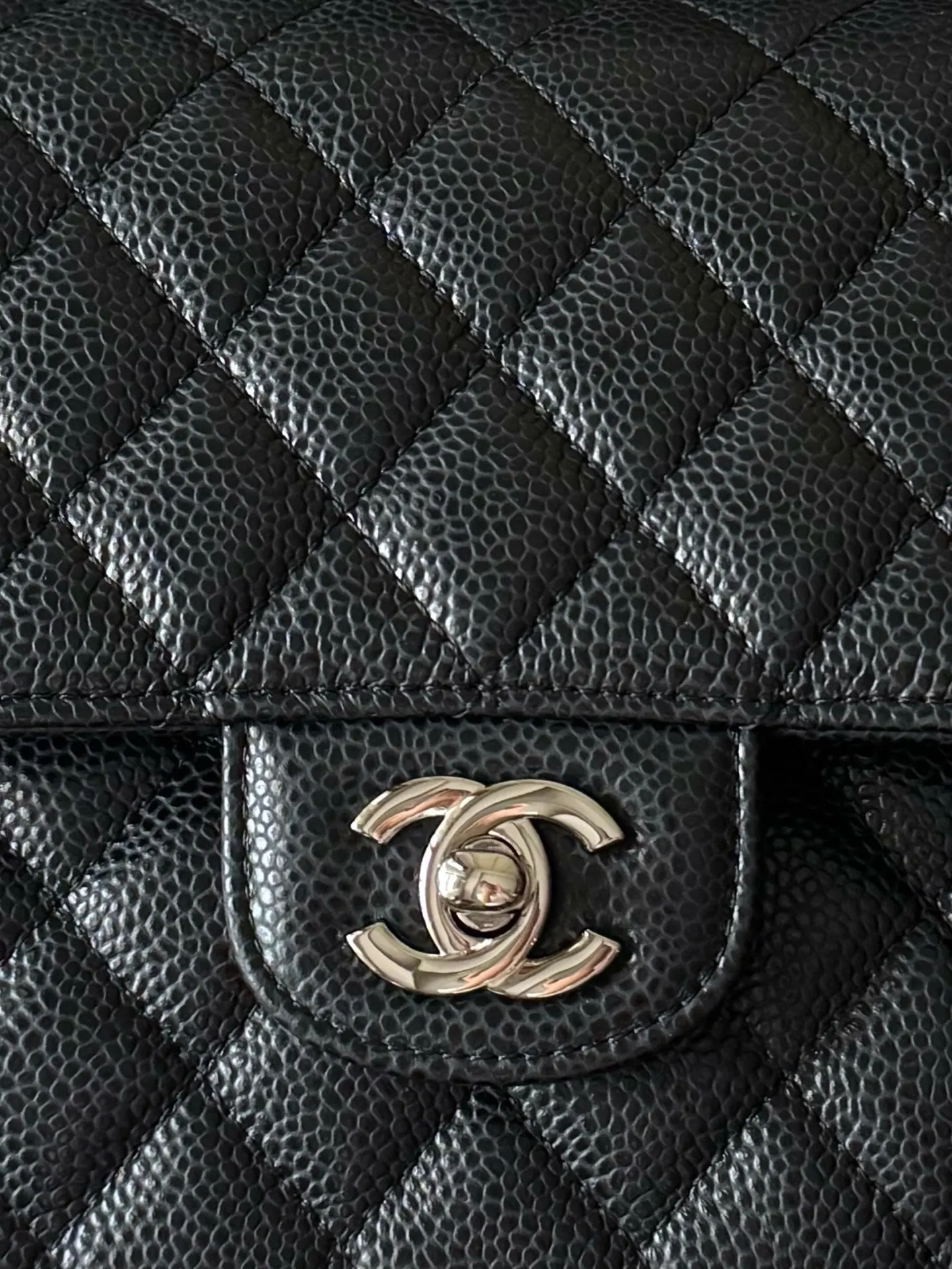 Chanel 深蓝色牛皮菱格链条包 金扣