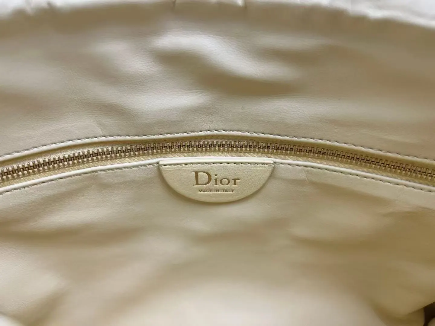 Dior 突显饰以蓬蓬超大藤格纹的新材质 为經典图案注入立体风 鏈條包 精致鏈條款