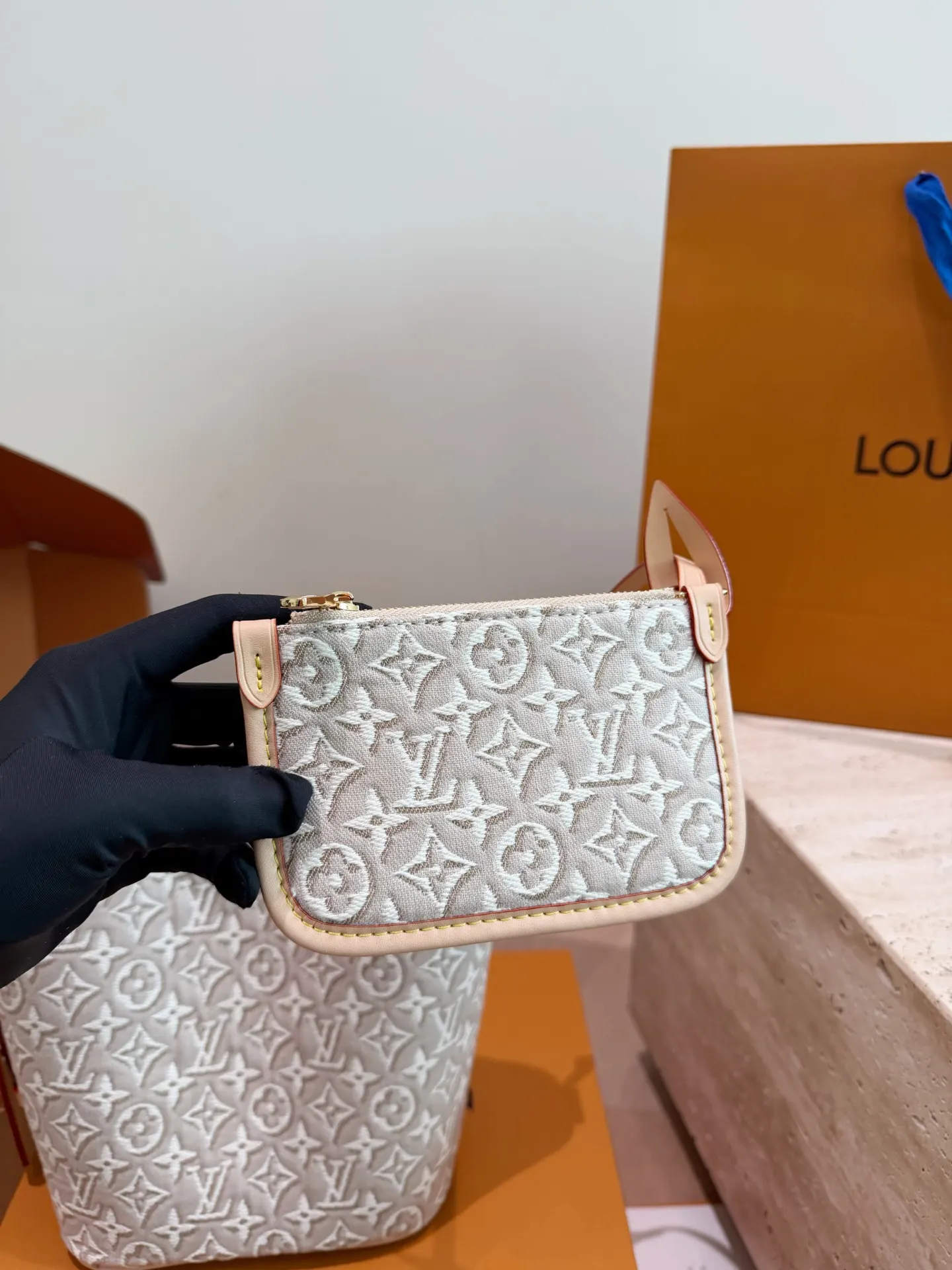 LV 牛皮 浅色帆布轻微防水 日常通勤或休闲都很适合 斜挎包 轻便斜挎款