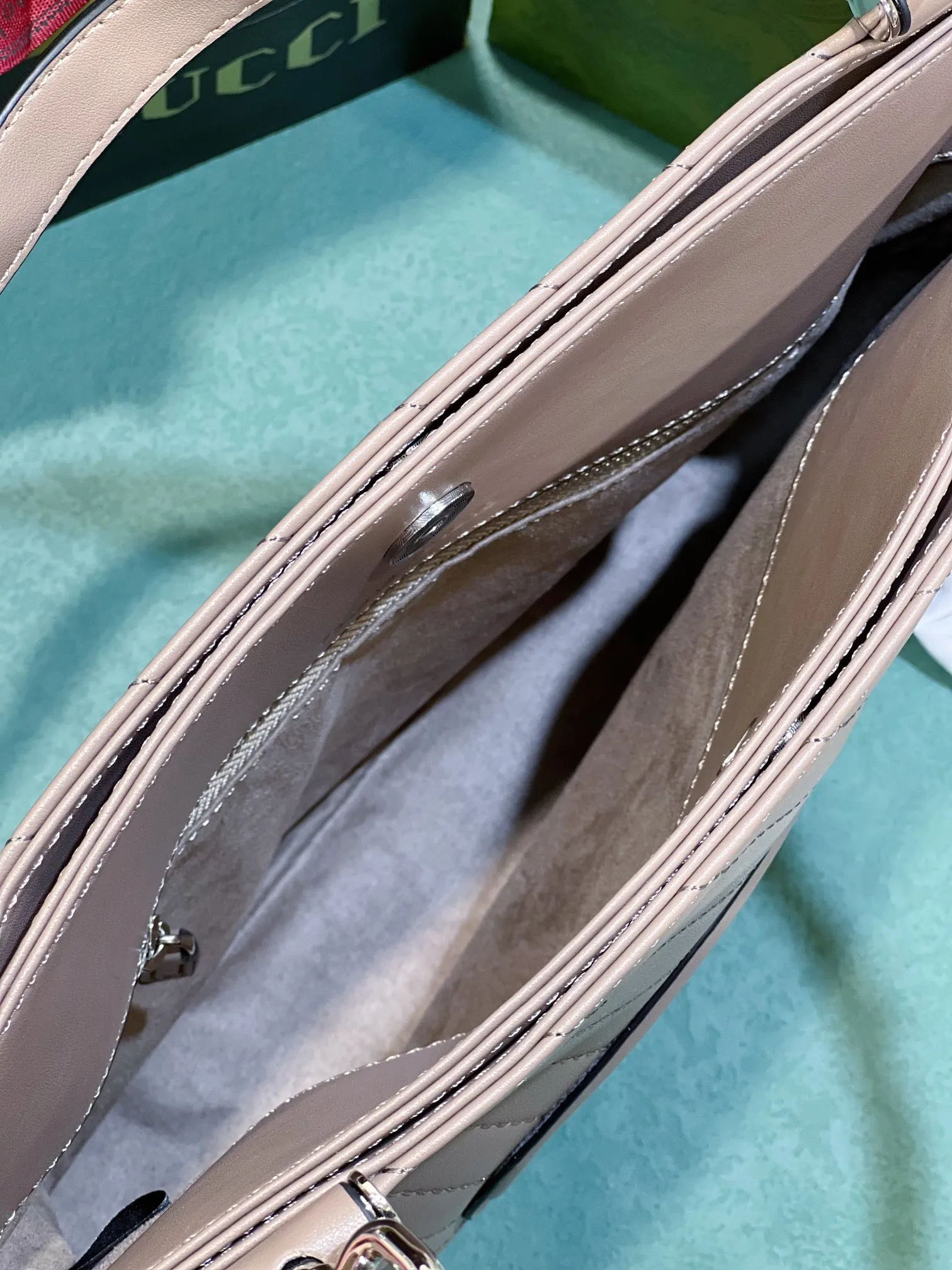 灰色 皮革 Gucci Blondie系列中号托特包 大容量托特款(數字9) 灰色 皮革 Gucci Blondie系列中号托特包 大容量托特款(數字9)