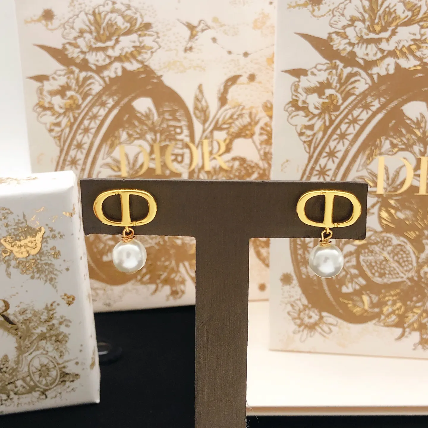 Dior 珍珠 耳钉 小巧点缀 耳饰