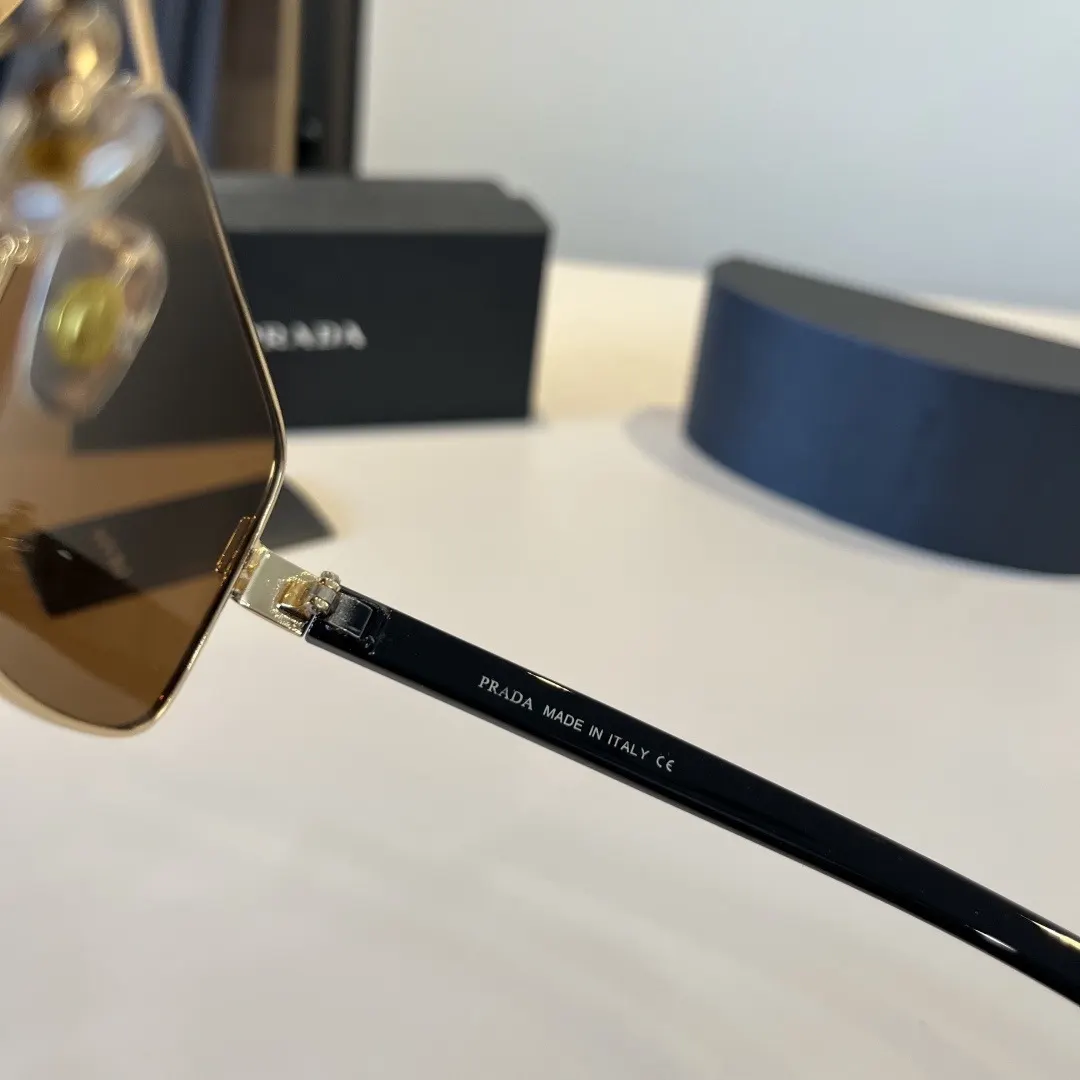 PRADA 太阳眼镜 时尚遮阳款