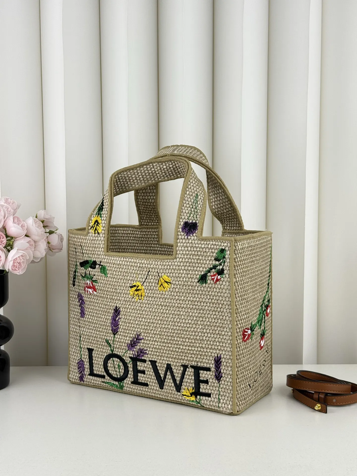 Loewe 罗意威刺绣 夏日海岛系列推出了 草编 托特包 大容量托特款