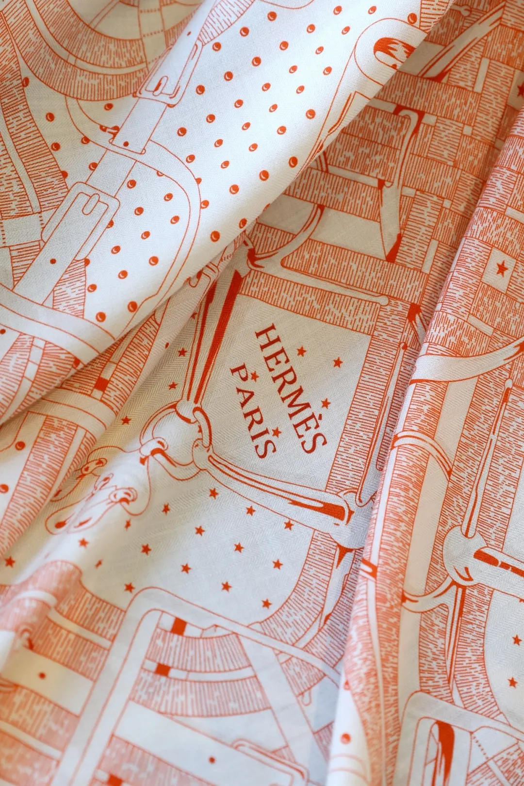 Hermès 白色 丝巾 精致配饰