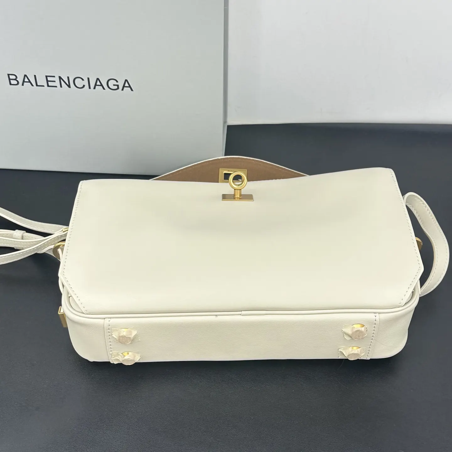 Balenciaga 牛皮 斜挎包 日常搭配