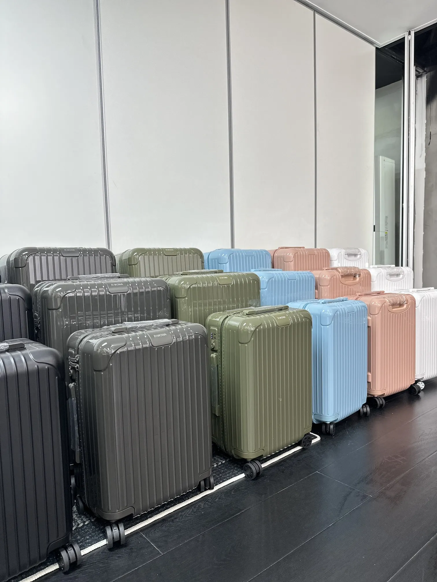 收到一批zheng品行李箱 都是 来的 旅行拉杆款 轻便出行款
