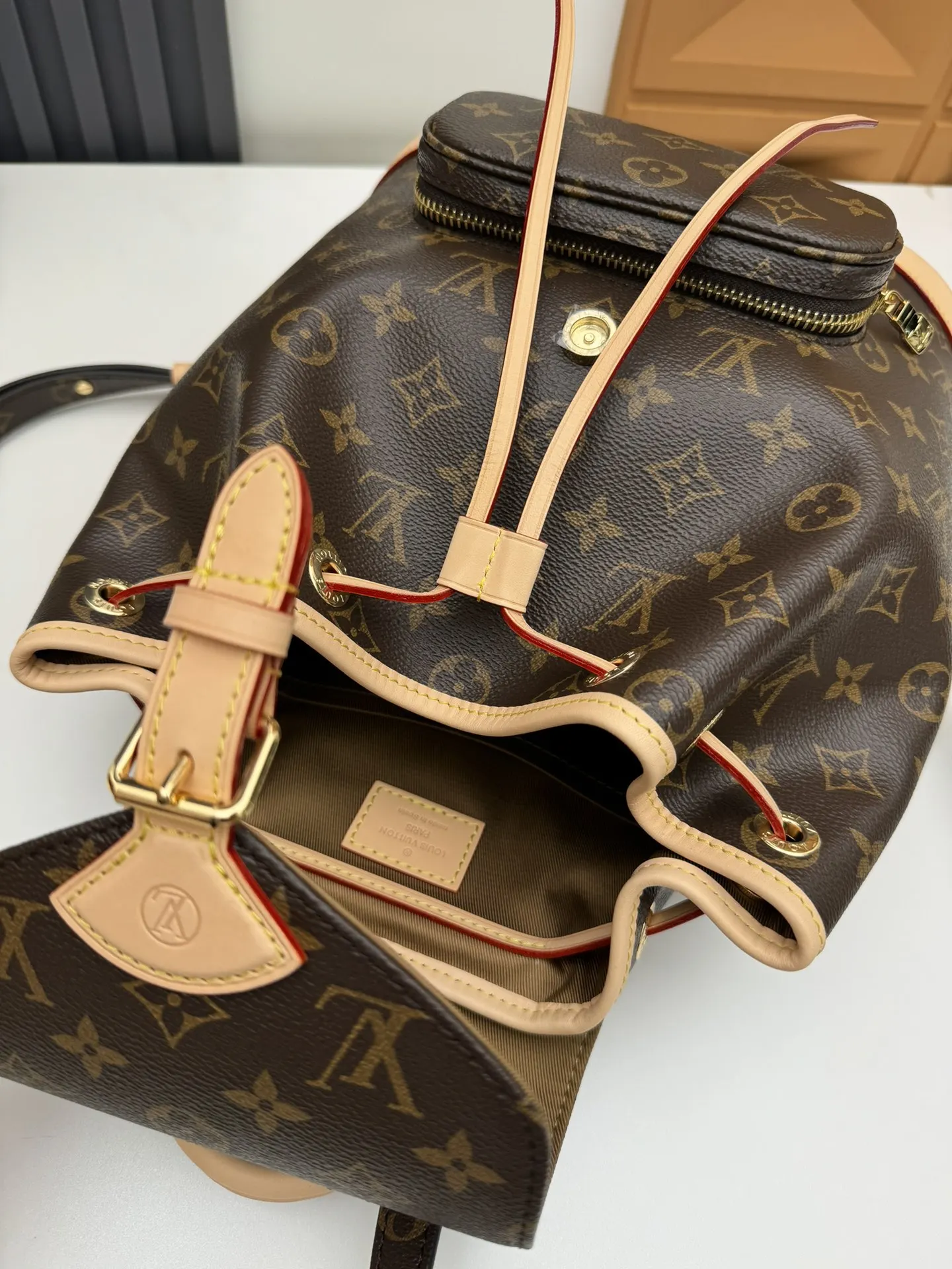 老花 帆布 安全保管随身物品的高档抽屉和磁铁型锁 雙肩包 实用雙肩款