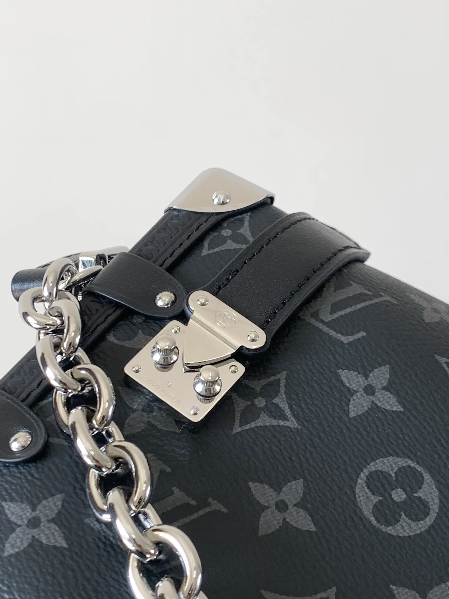 牛皮 柔软廓形囊括充裕空间 lock 锁扣 硬箱包角和 链条包 精致链条款
