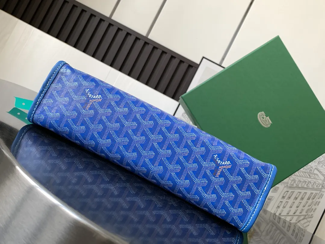 Goyard 其防水棉布衬里易于清洁 可通过其外部挂环将其挂在任何 化妆包 便携收纳款