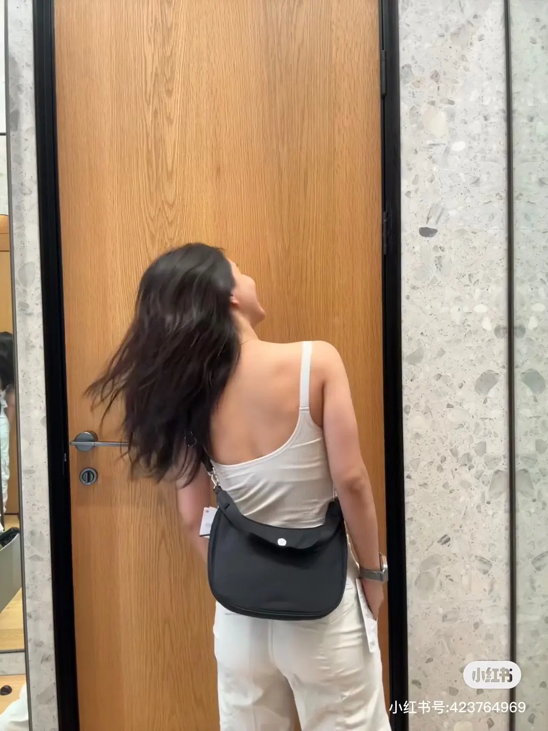 美图素材 lulu腋下斜挎包 三种背法颜色超美der 腋下包 复古腋下背款