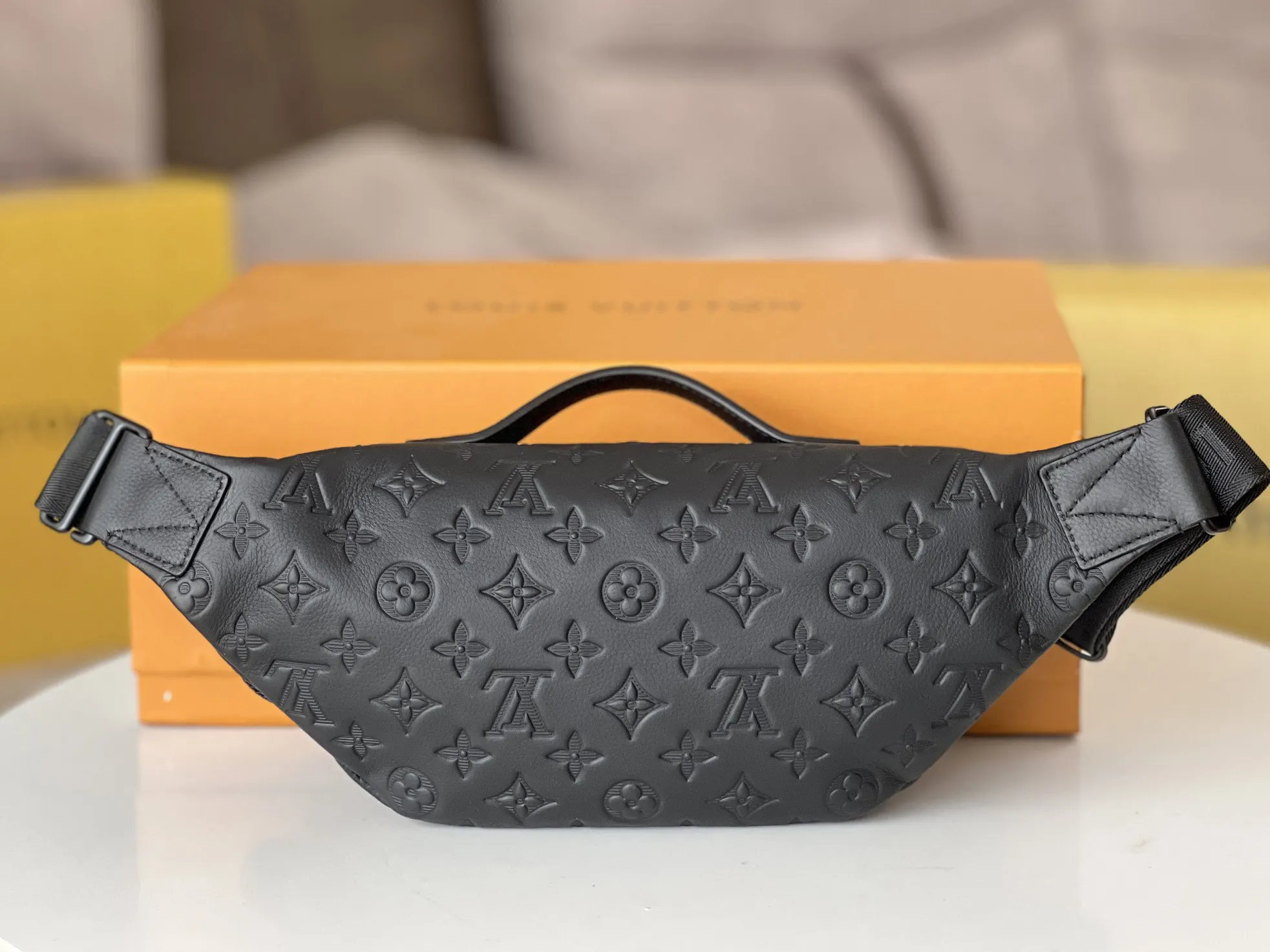 黑色 牛皮 贴身构型方便取放主隔层物品 可调节背带实现系腰 肩背 腰包 休闲腰包款