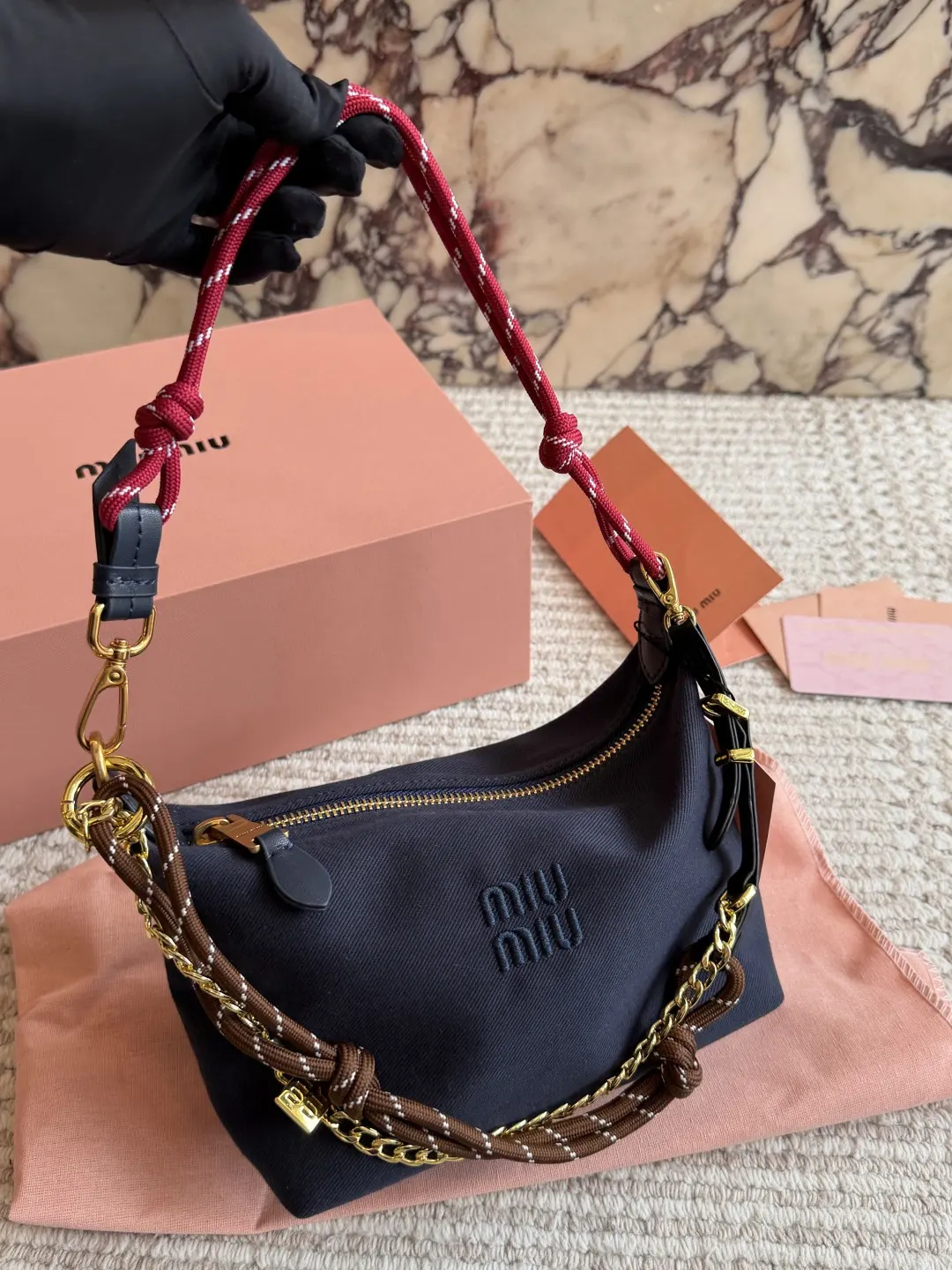 Miu 帆布 miumiu饭盒包 miumiu 这包时髦又能装 饭 手拿包 精致手拿款