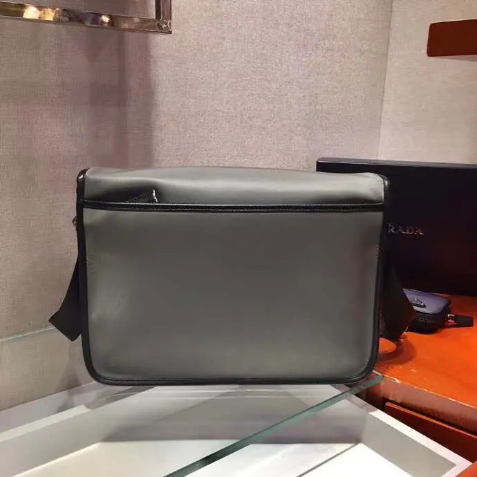 PRADA 2VD768B Re-Nylon尼龙 Saffiano十字纹牛皮 三角标 邮差包 通勤百搭款